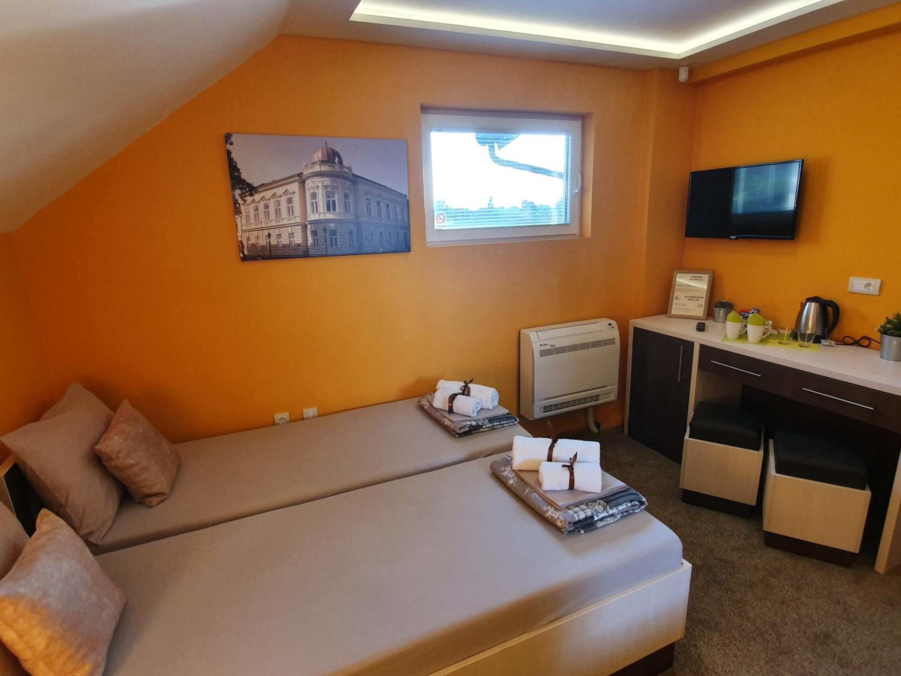 Double or Twin Room with Bathroom - Photo 1