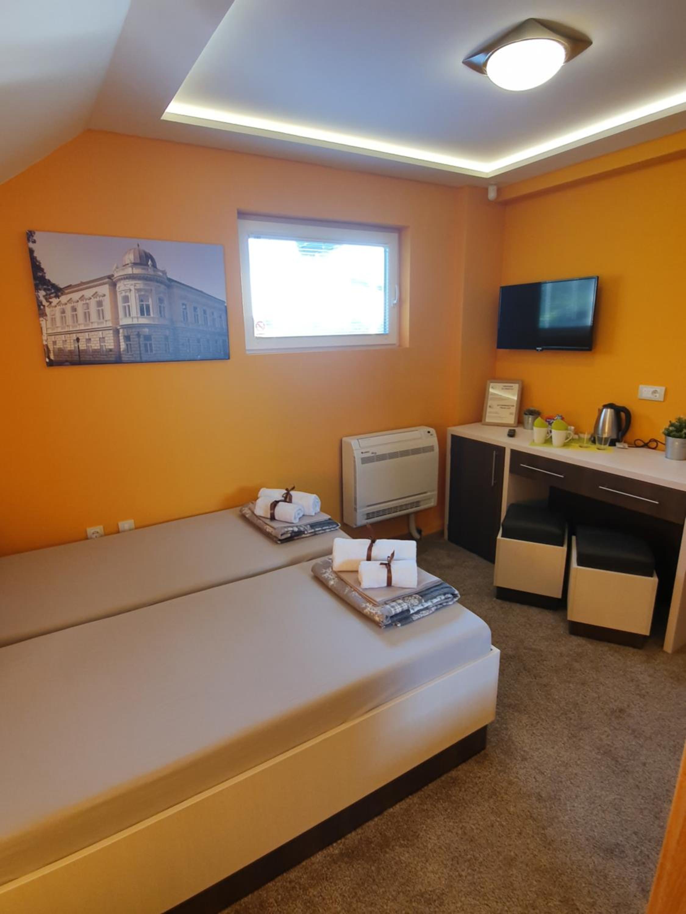Double or Twin Room with Bathroom - Photo 2