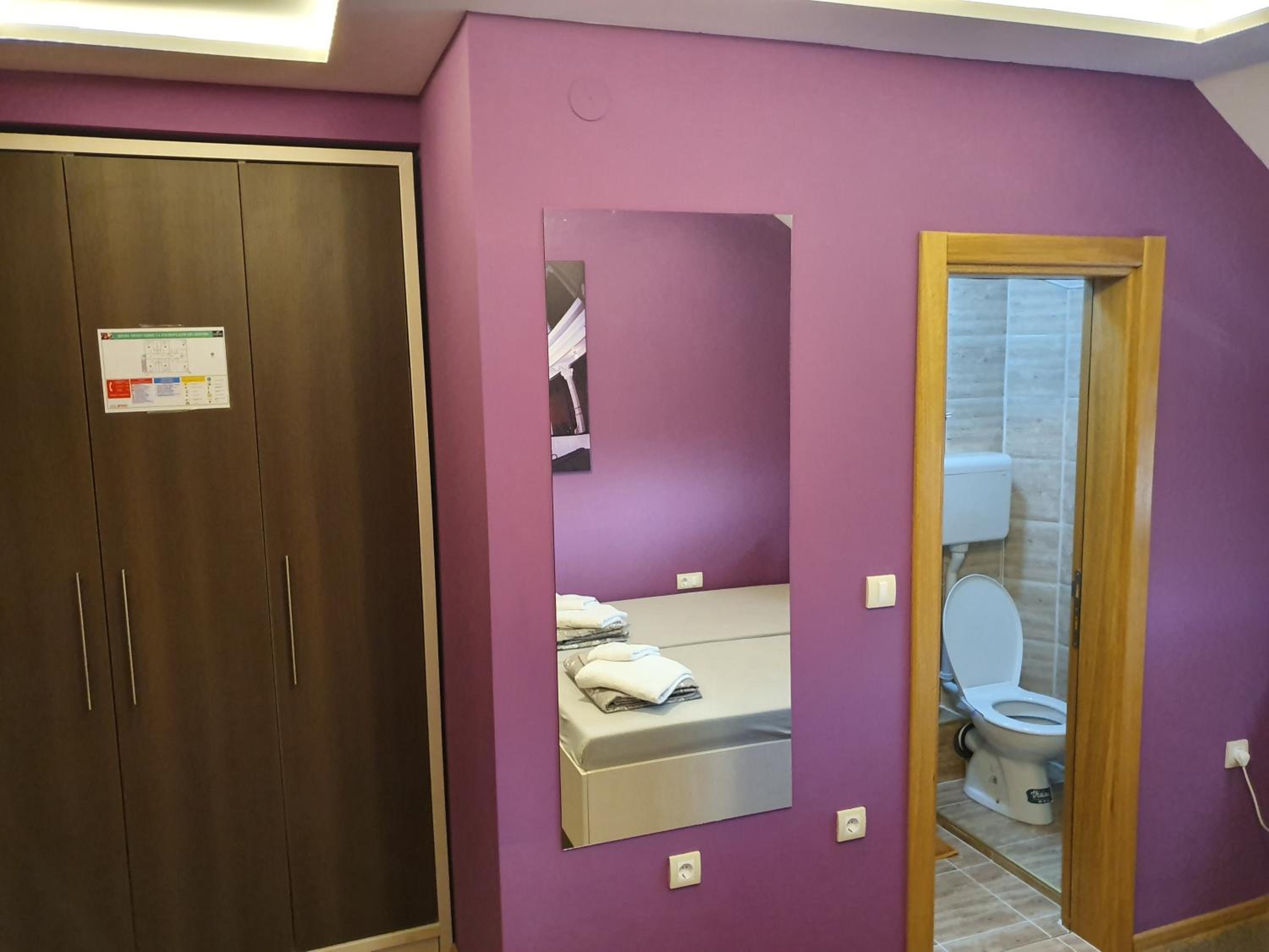 Double or Twin Room with Bathroom - Photo 2