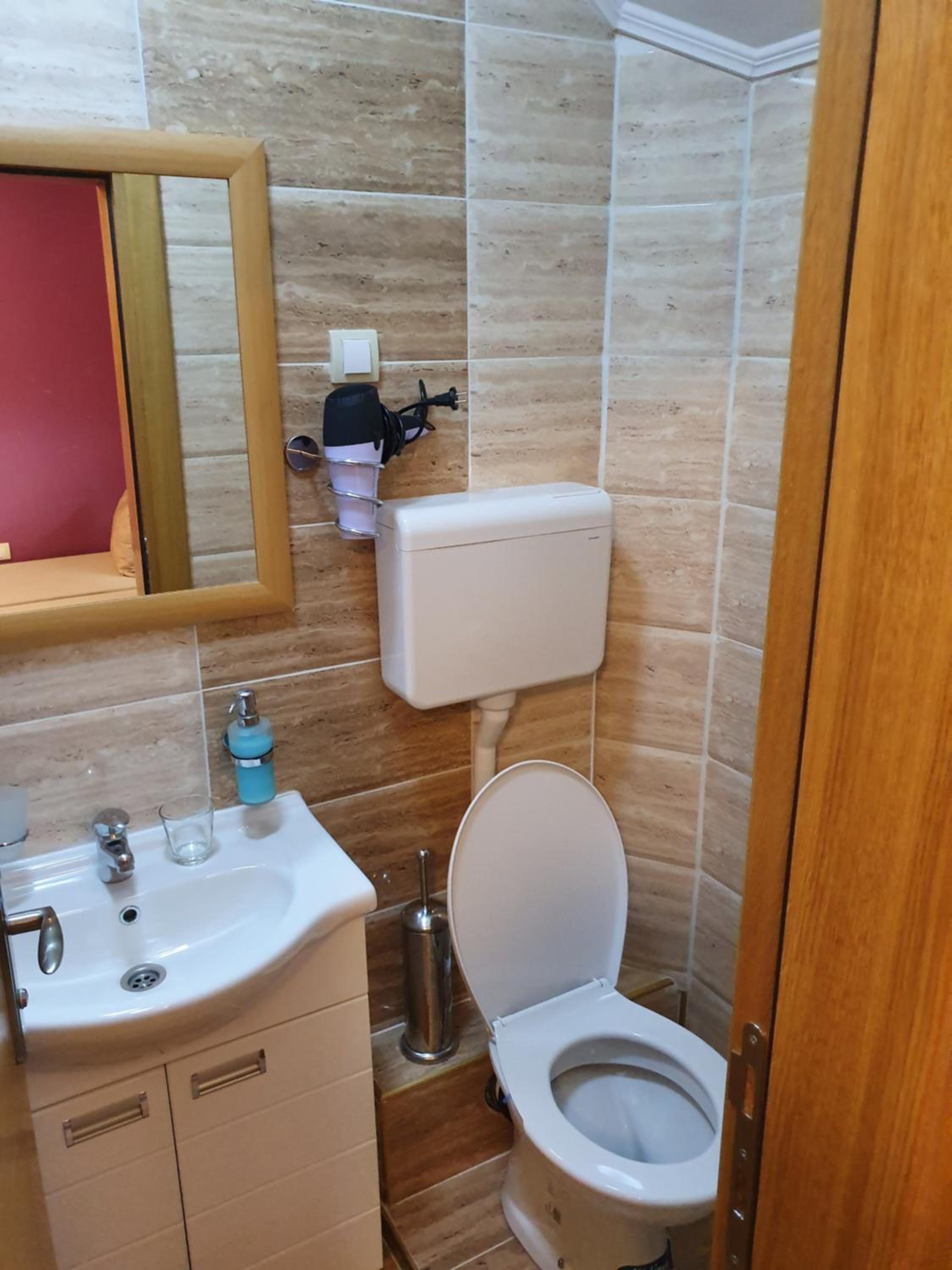 Double or Twin Room with Bathroom - Photo 6