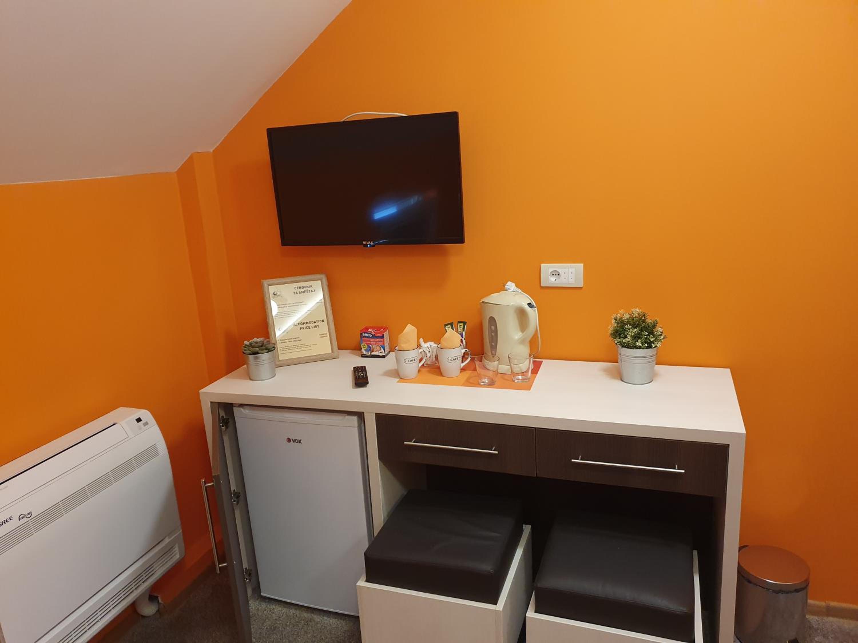 Double or Twin Room with Private Bathroom - Photo 7