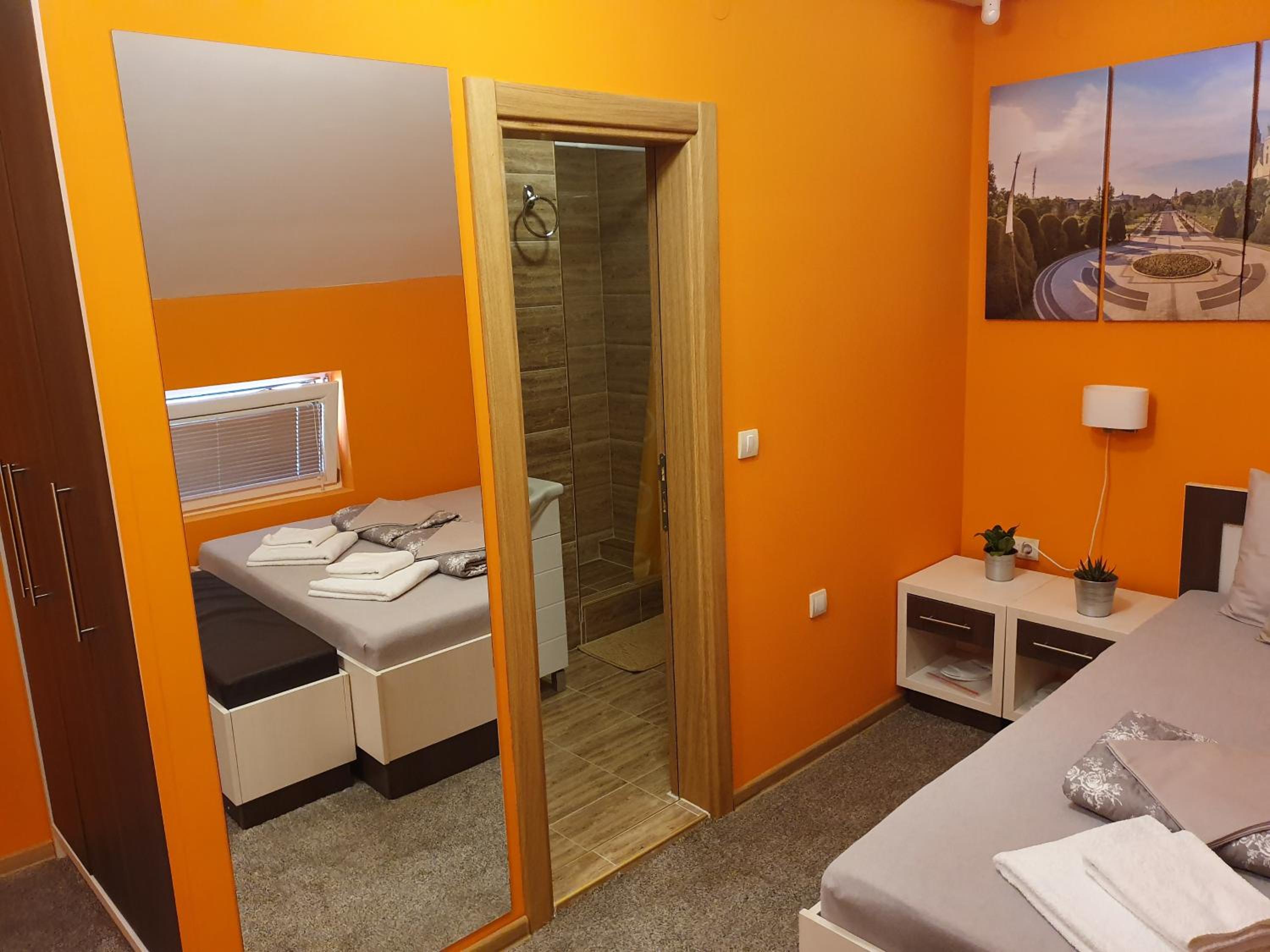 Double or Twin Room with Private Bathroom - Photo 6