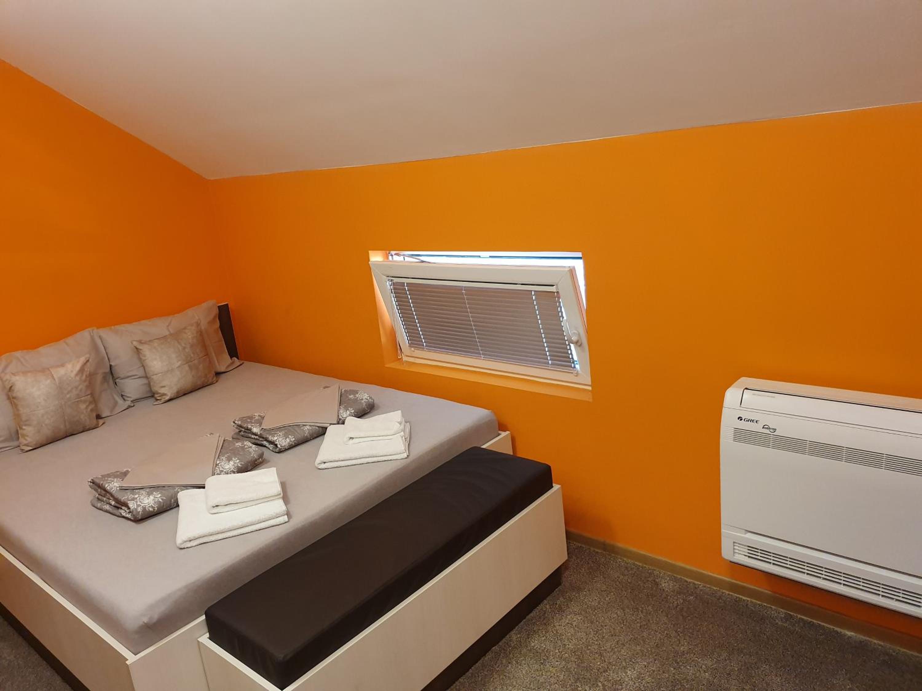 Double or Twin Room with Private Bathroom - Photo 4