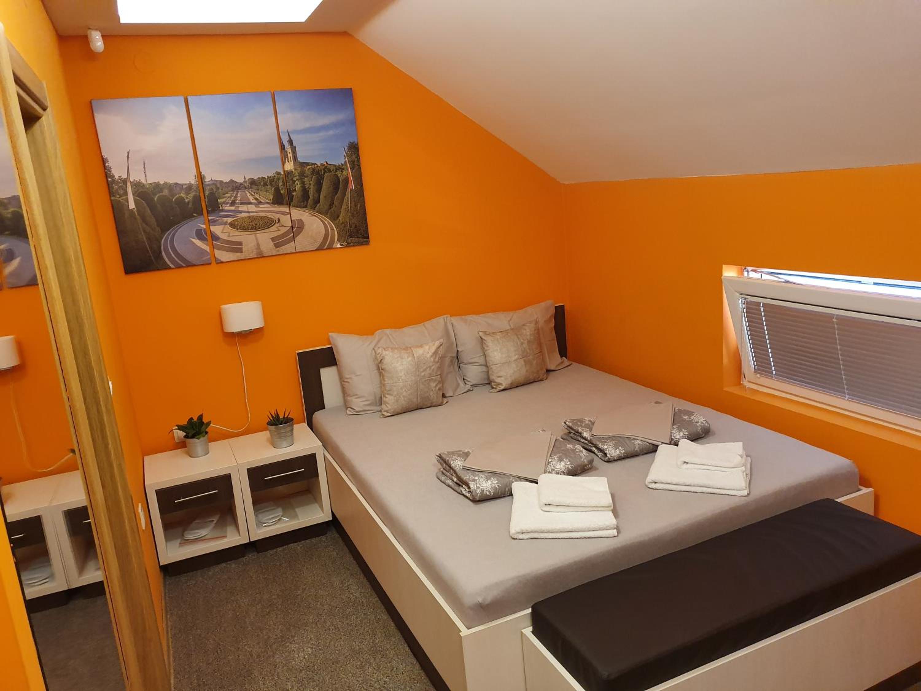 Double or Twin Room with Private Bathroom - Photo 2