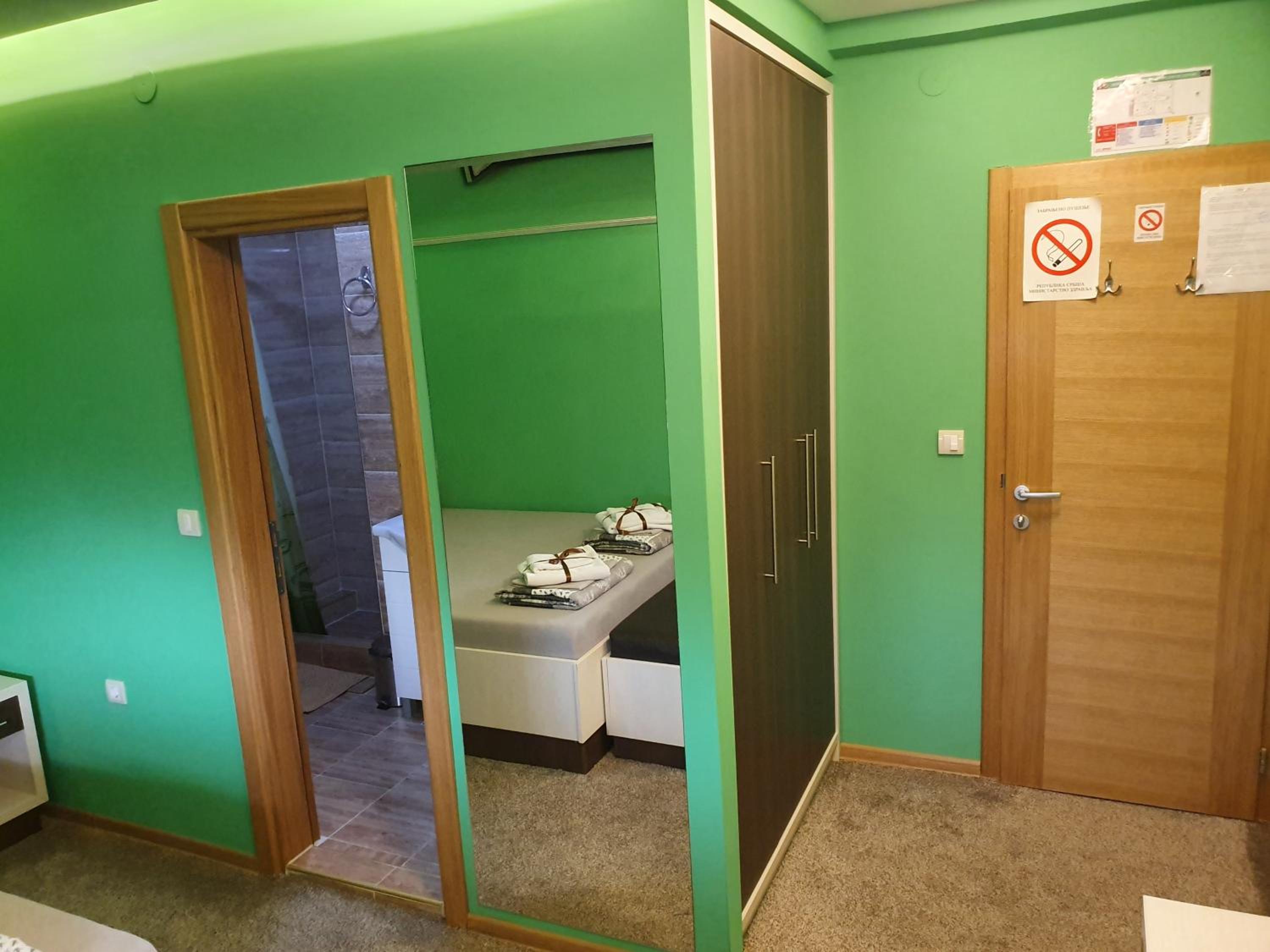 Double or Twin Room with Private Bathroom - Photo 6