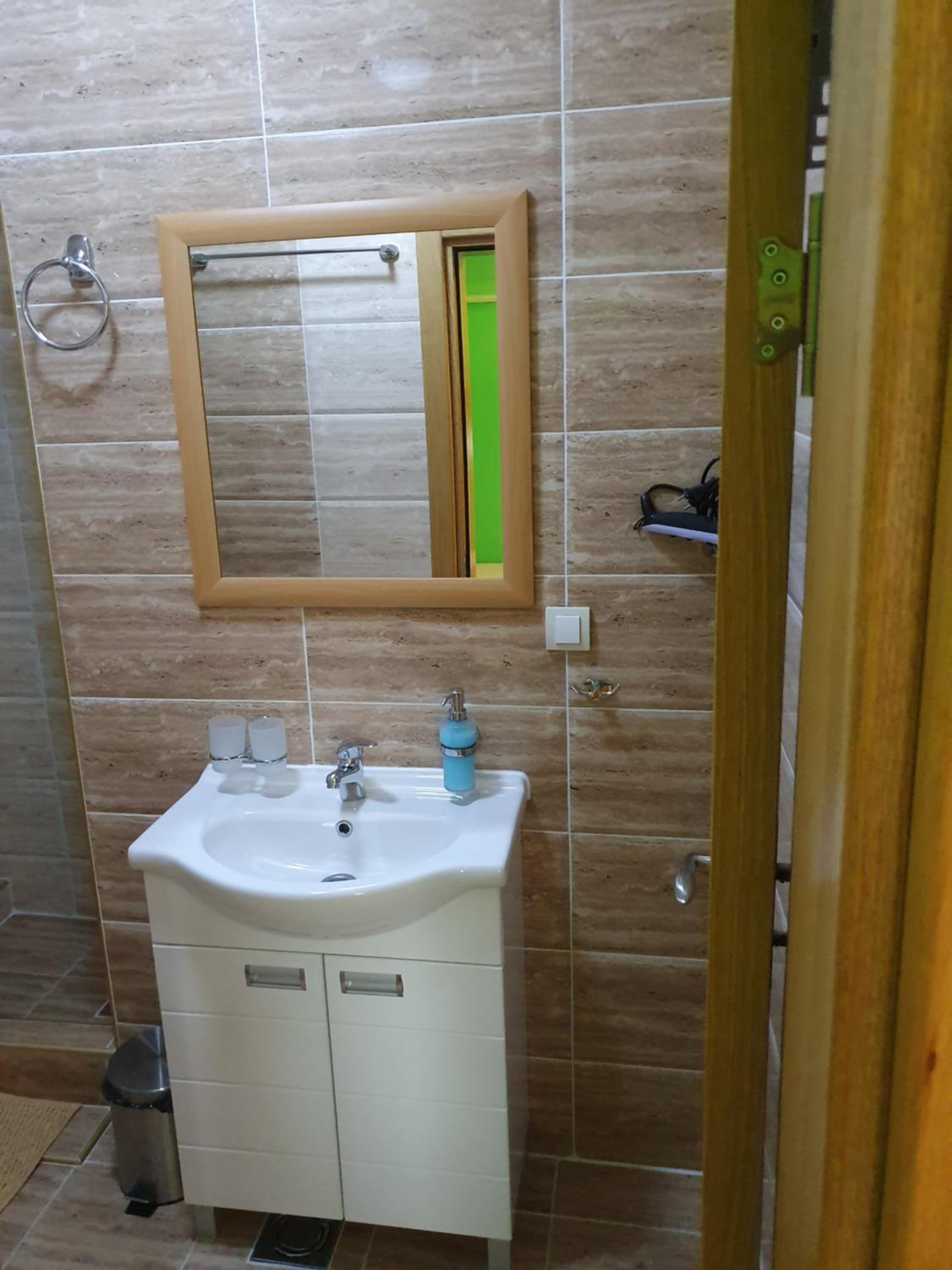 Double or Twin Room with Private Bathroom - Photo 9