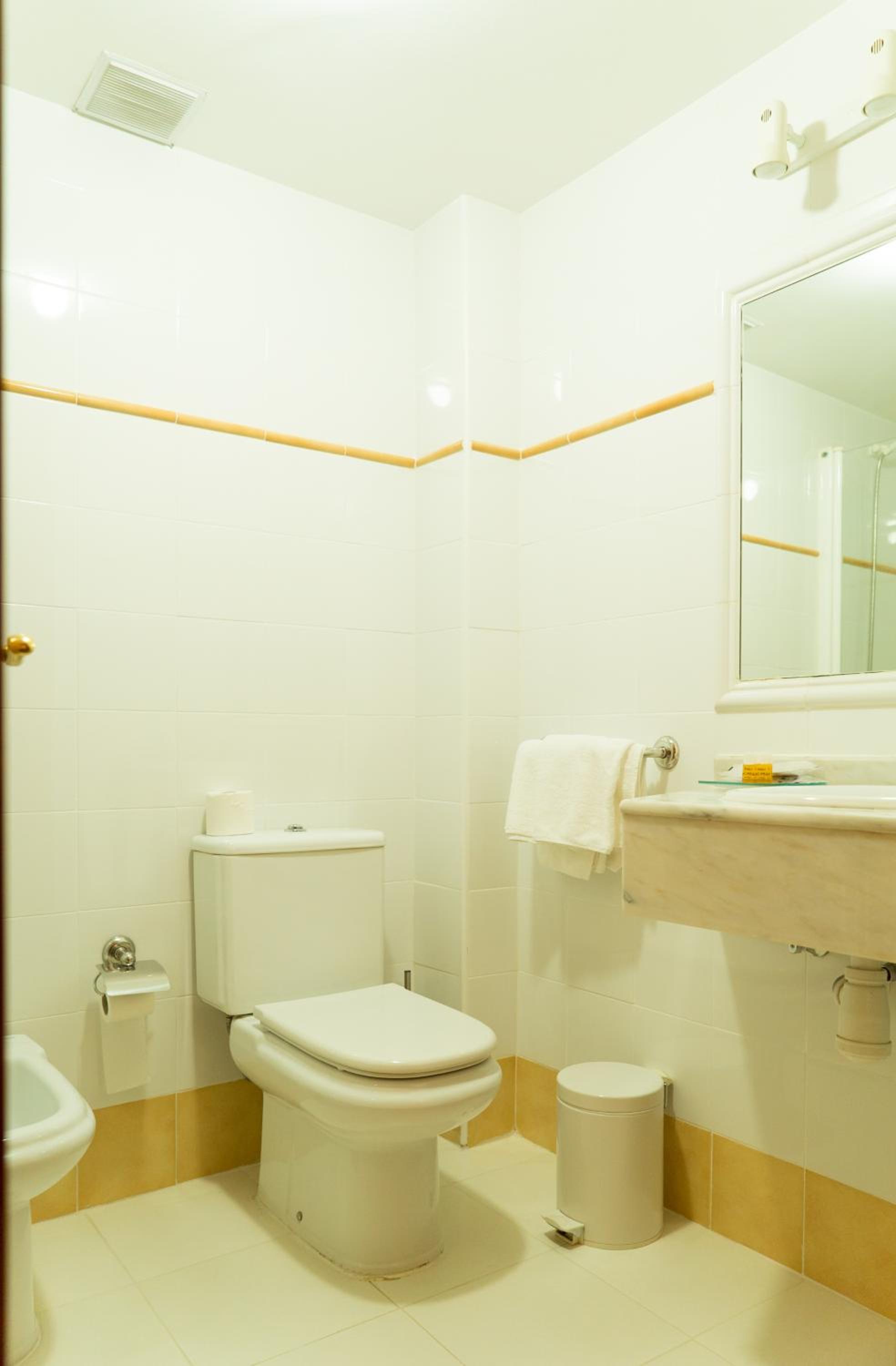 Double or Twin Room - Photo 16