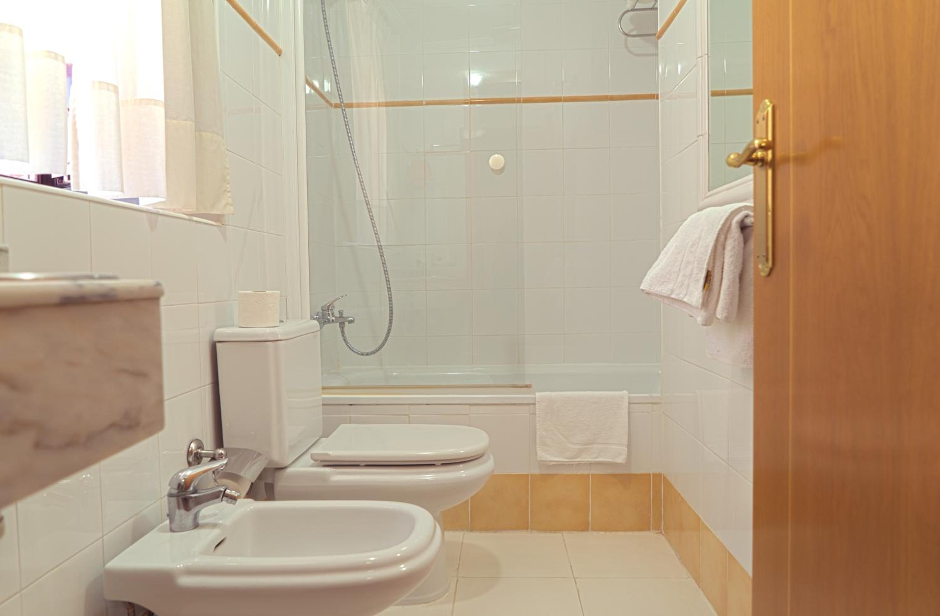 Double or Twin Room - Photo 13