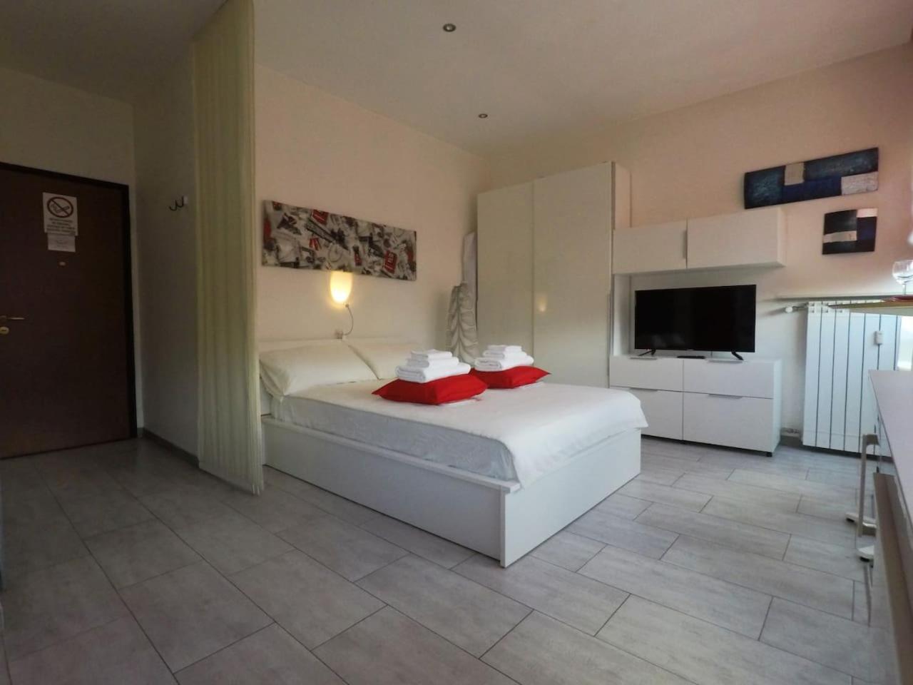 One-Bedroom Apartment - Photo 1