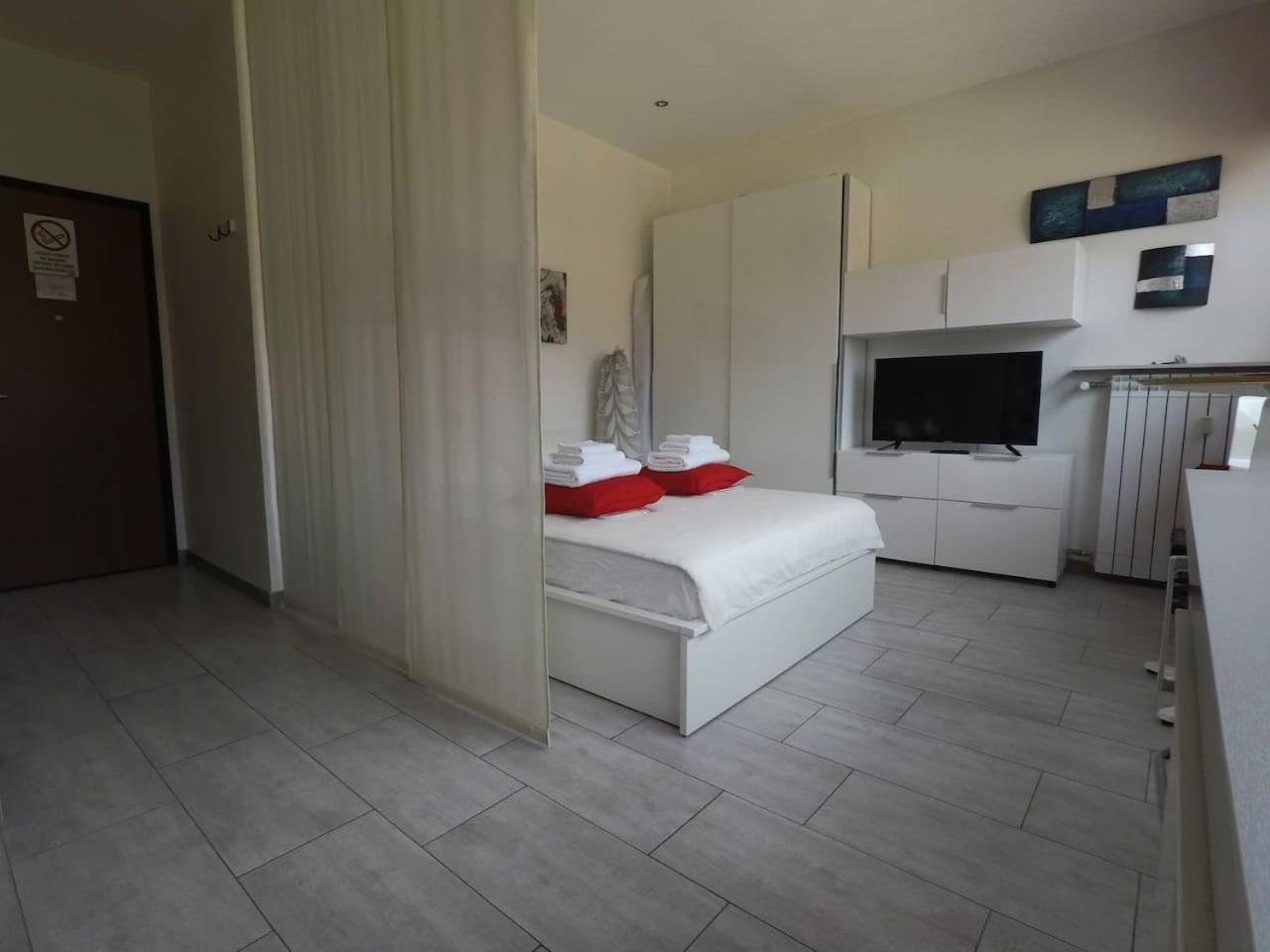 One-Bedroom Apartment - Photo 2