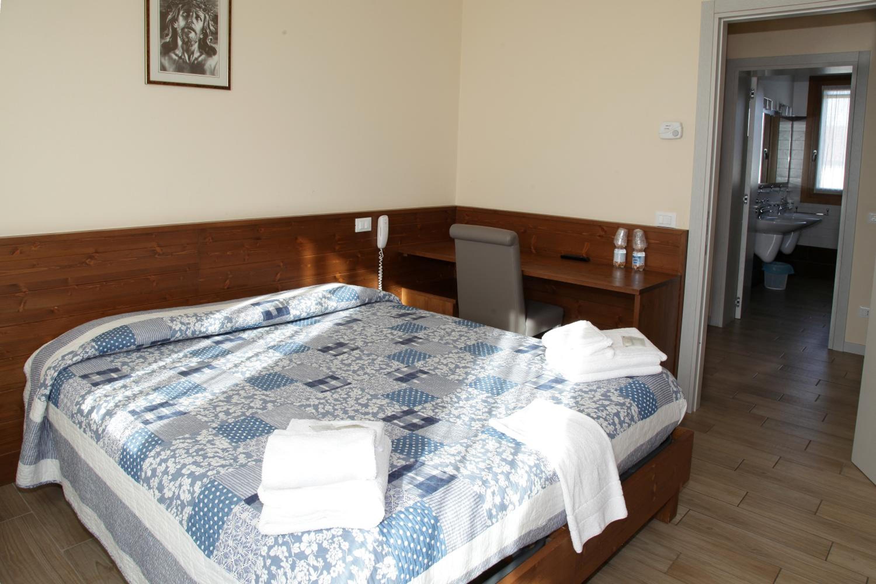 Double or Twin Room with Bathroom photo 2