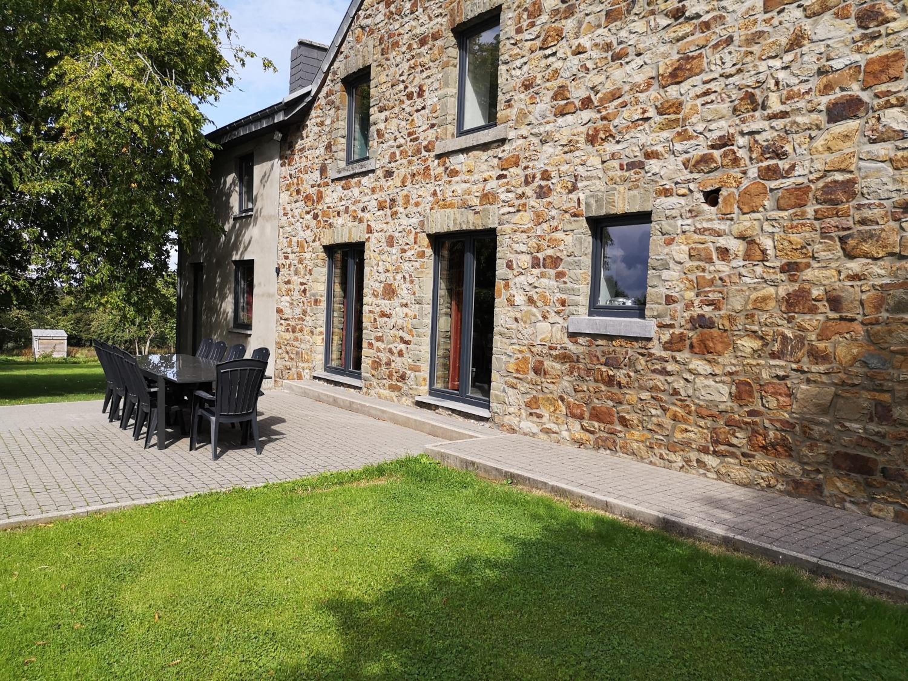 Five-Bedroom House photo 2