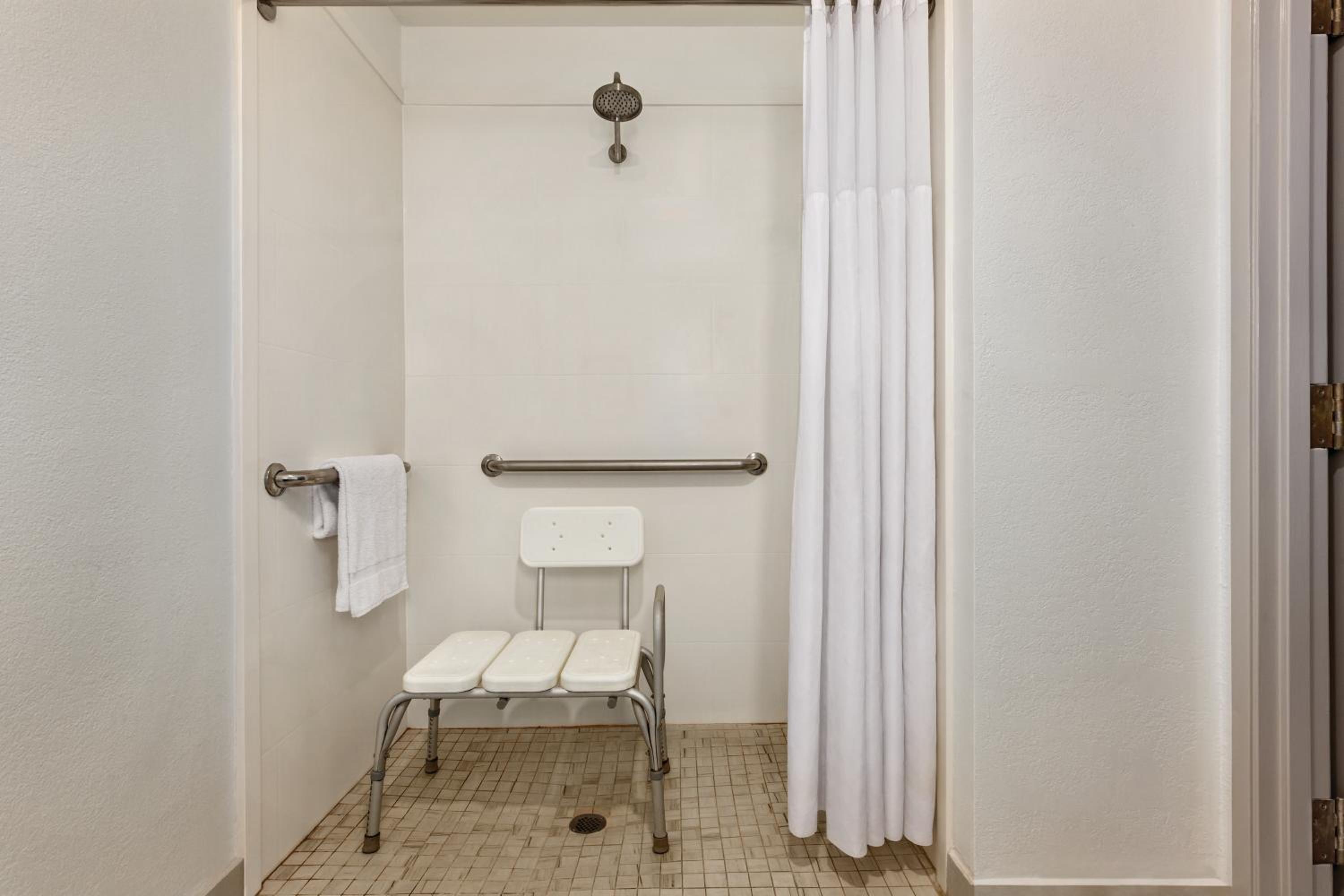 Queen Room with Two Queen Beds with Roll In Shower - Disability Access/Non-Smoking - Photo 3