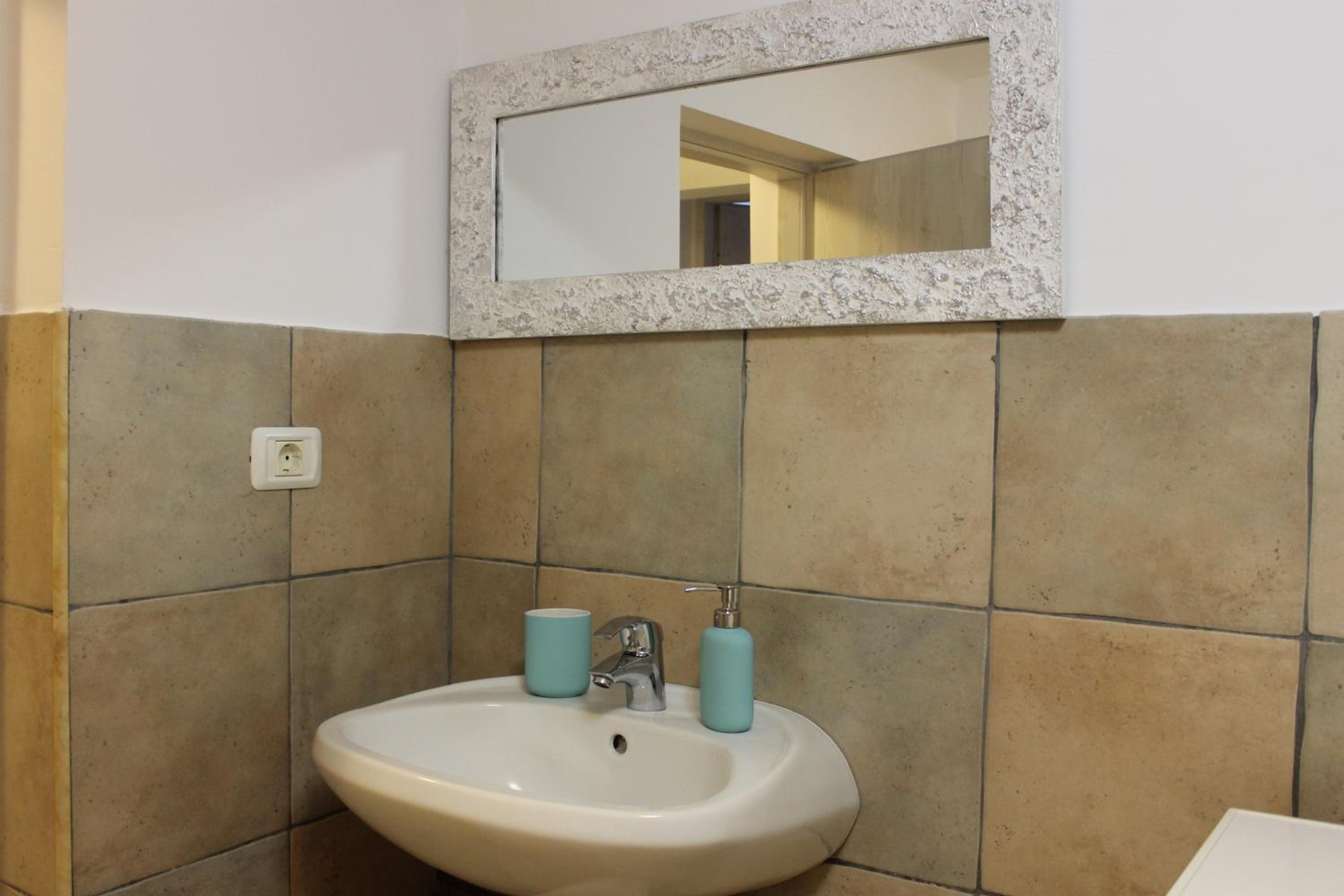 One-Bedroom Apartment - Photo 2