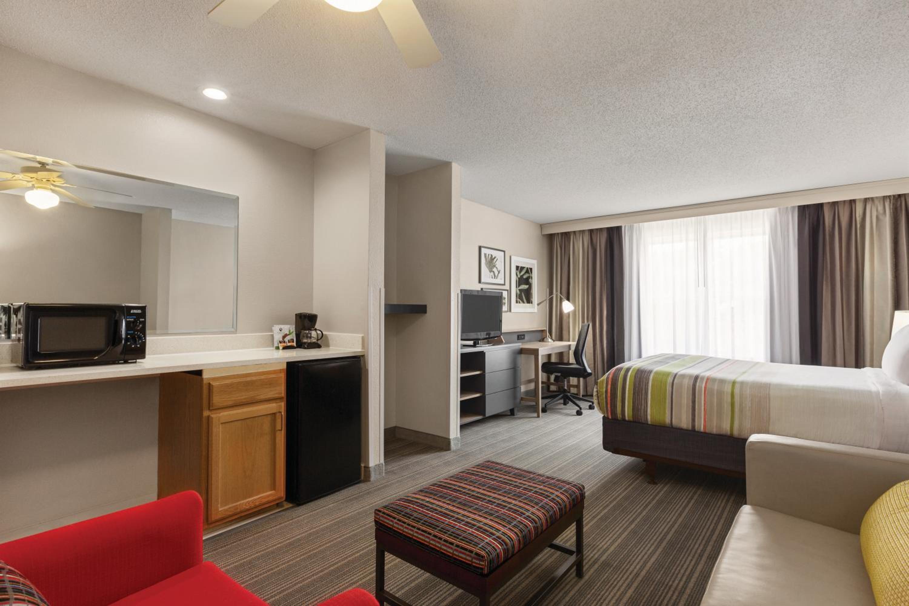 Queen Studio Suite - Disability Access/Non-Smoking - Photo 1