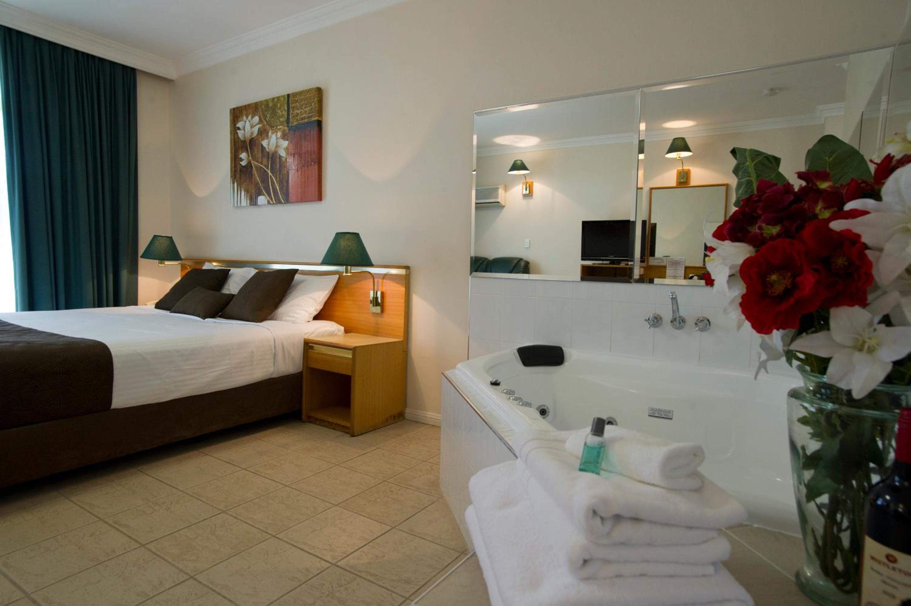 King Suite with Spa Bath - Non-Smoking - Photo 3