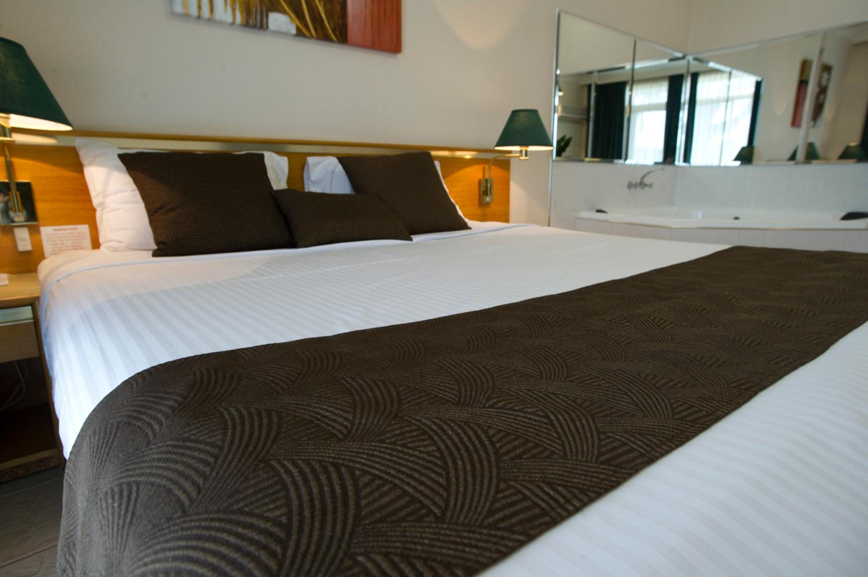 King Suite with Spa Bath - Non-Smoking - Photo 2