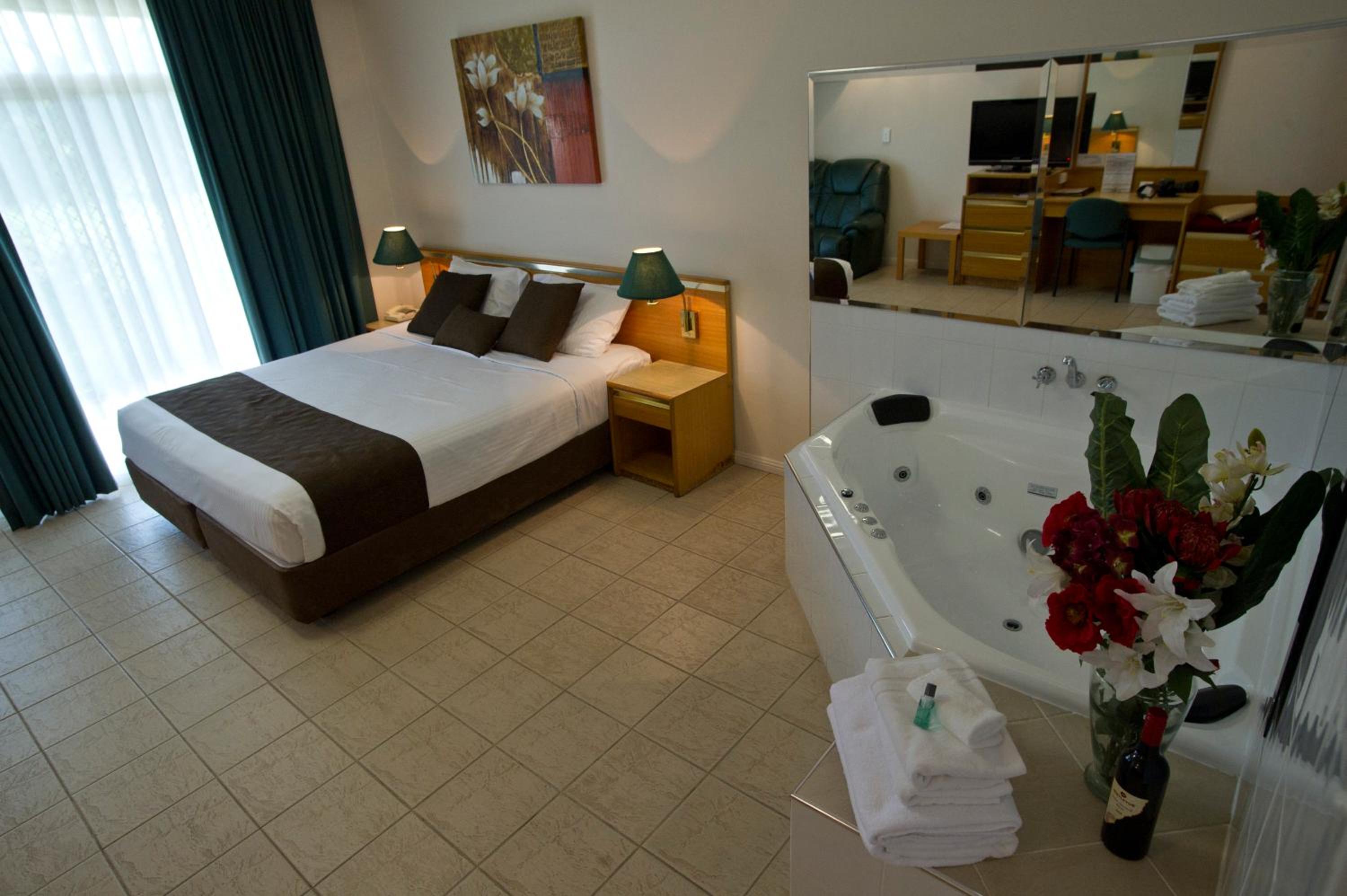 King Suite with Spa Bath - Non-Smoking - Photo 1