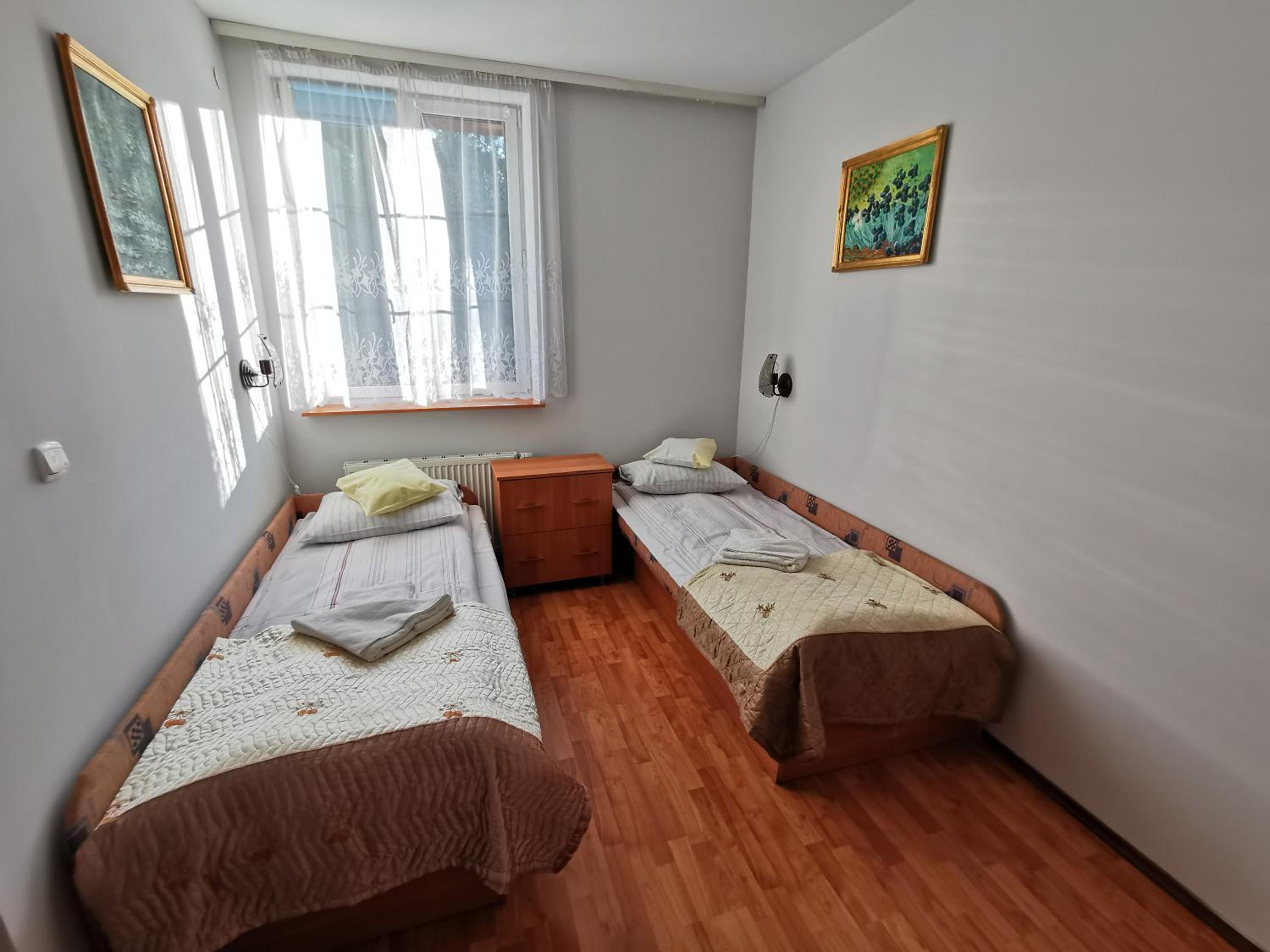 Quadruple Room with Private Bathroom - Photo 4