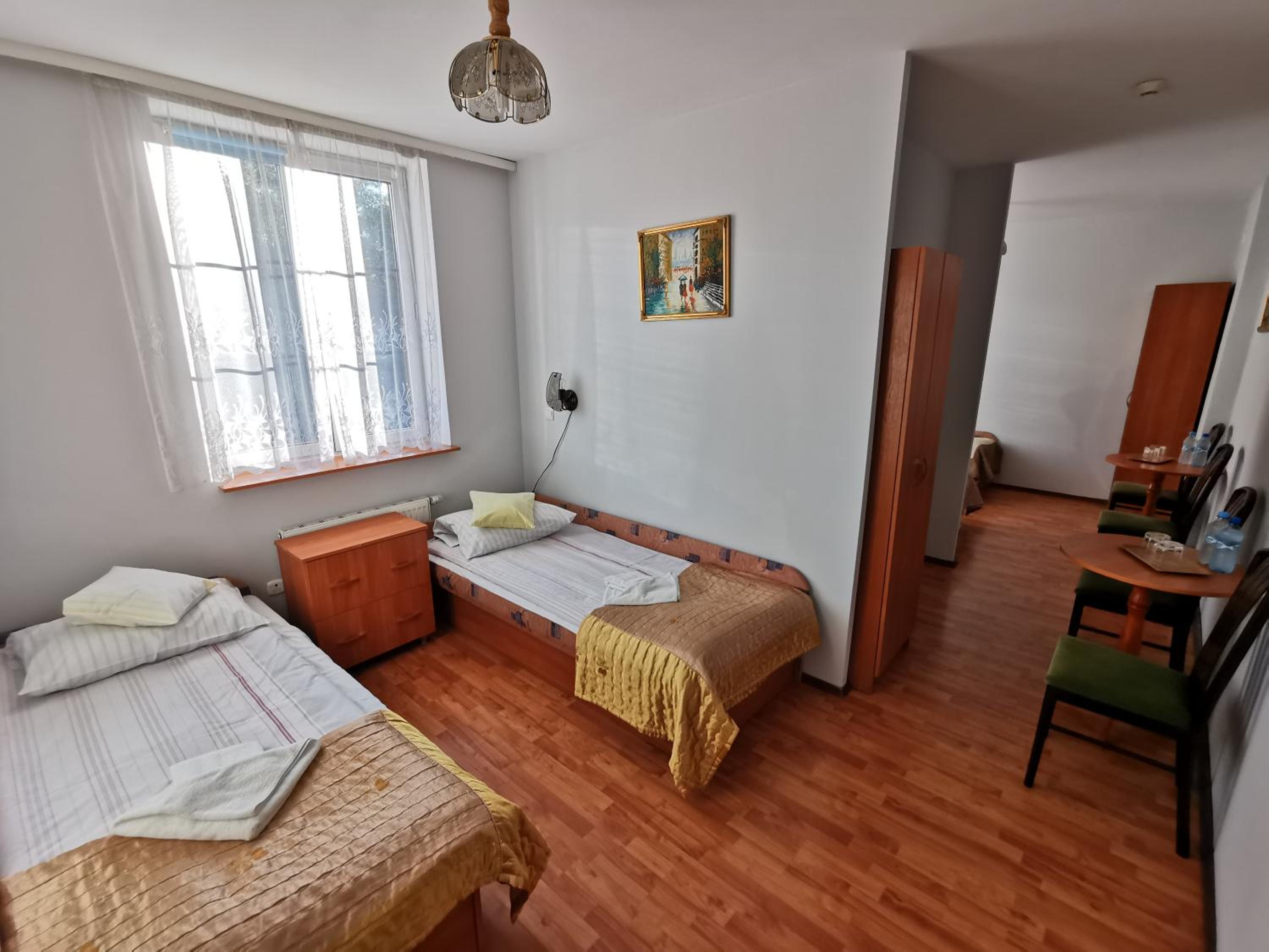 Quadruple Room with Private Bathroom - Photo 3