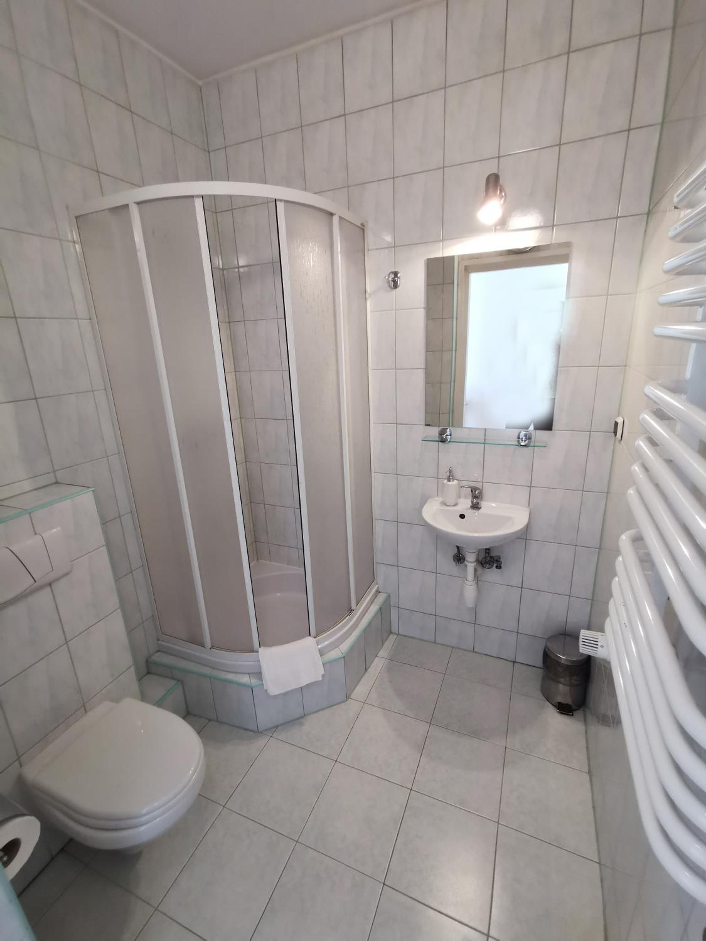 Quadruple Room with Private Bathroom - Photo 7