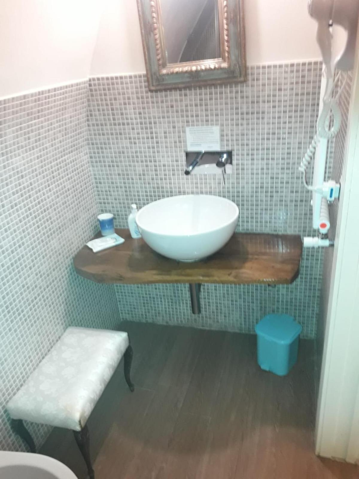 Deluxe Double or Twin Room - Photo 15