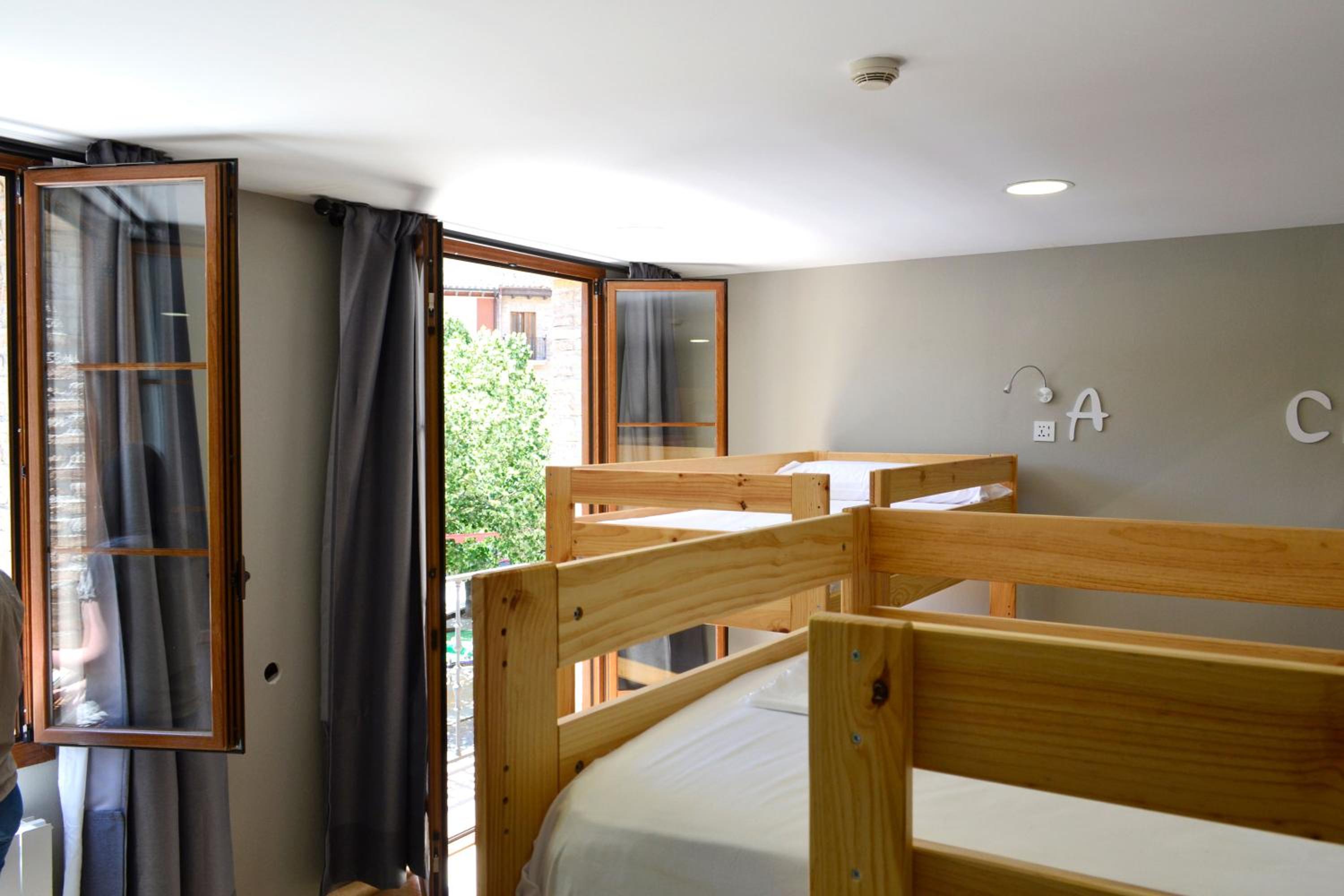 Litera en habitación compartida mixta para 6 personas