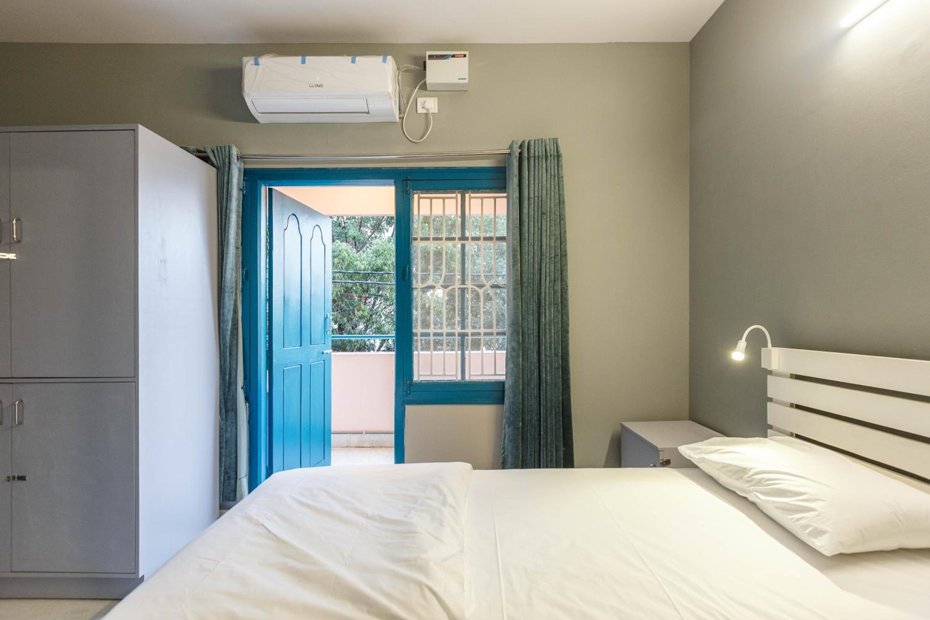 Single Bed in Male Dormitory Room with Shared Bathroom photo 1