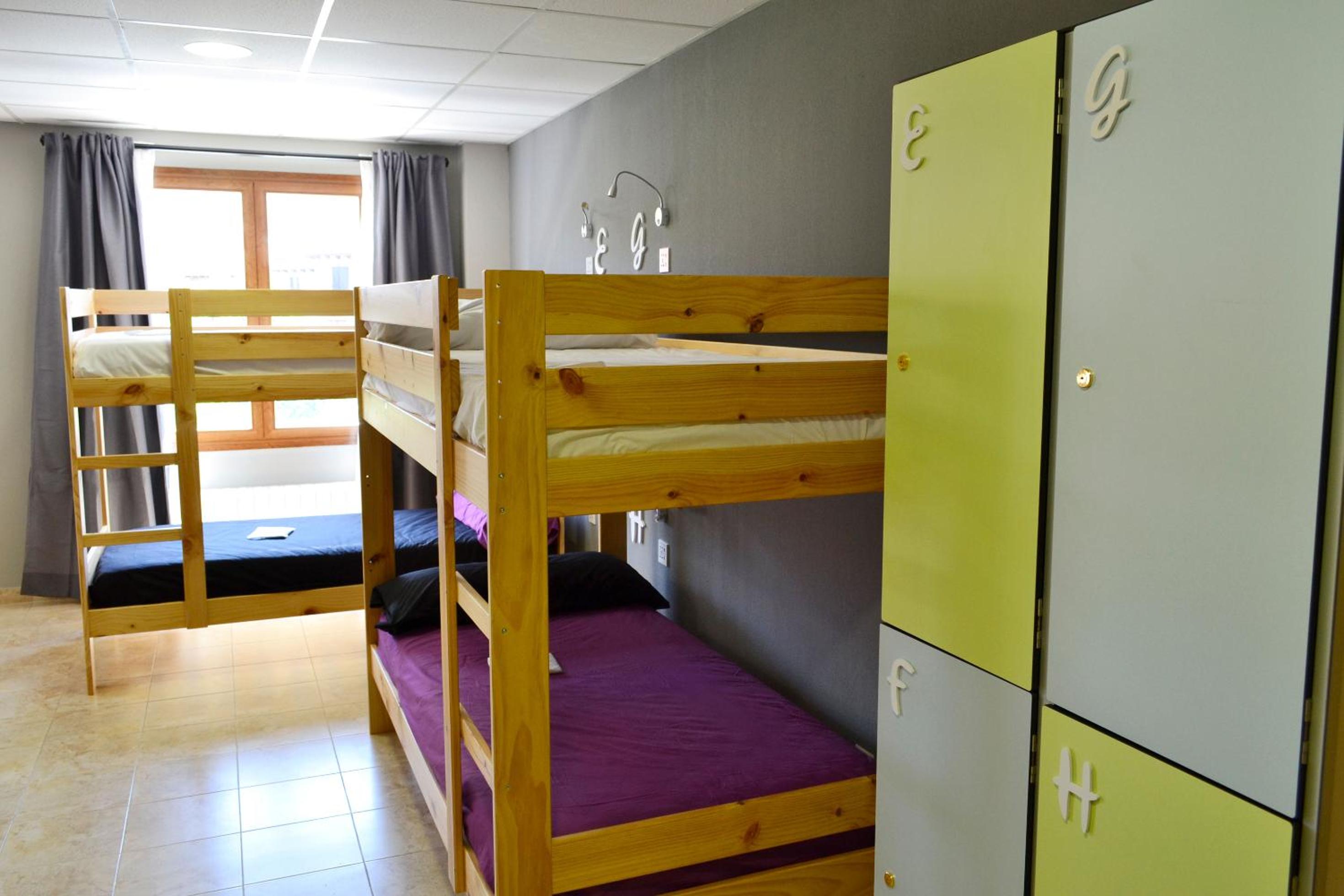 Cama litera en habitación compartida para 8 mujeres