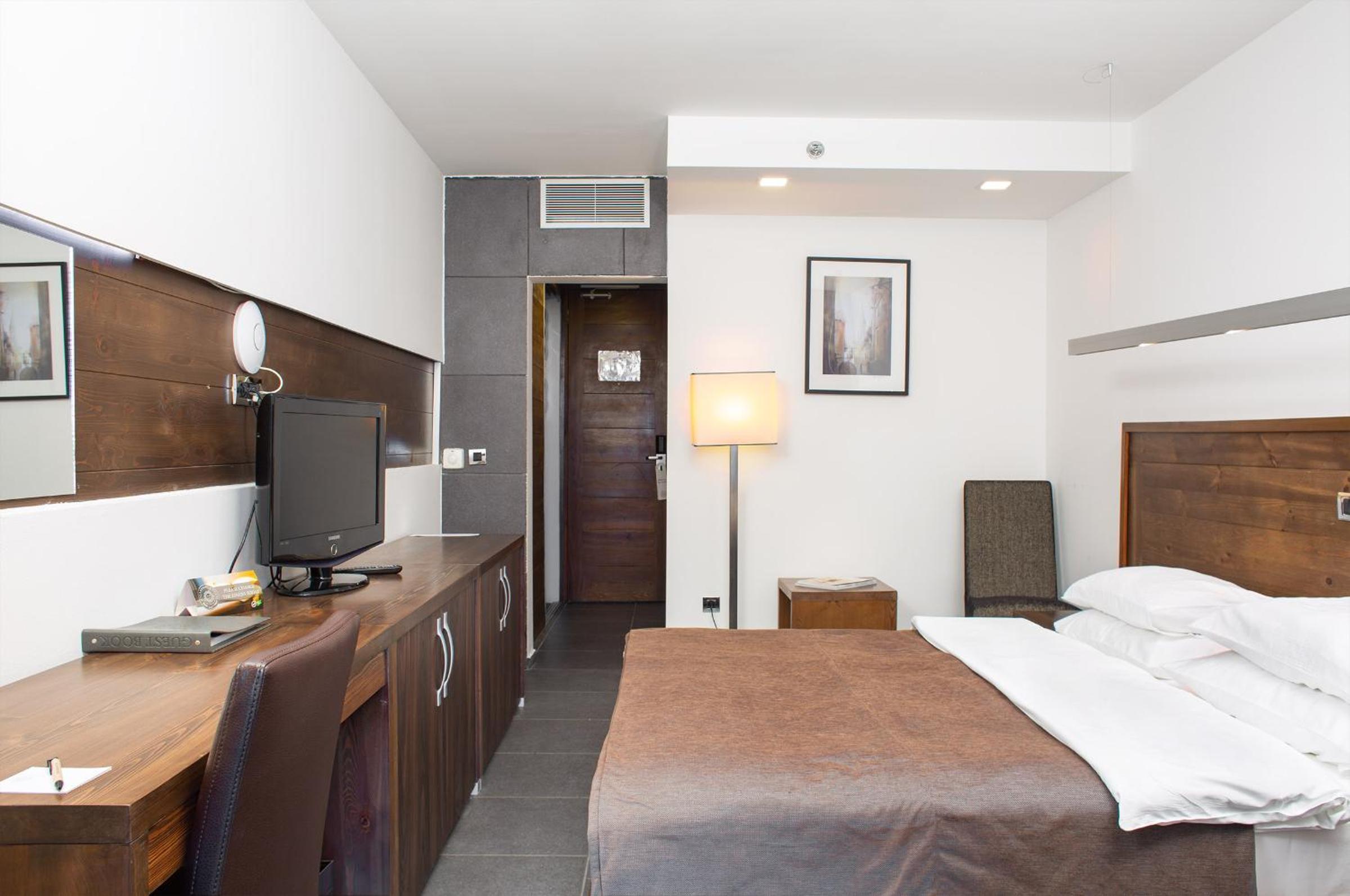 Standard Double or Twin Room - Photo 4