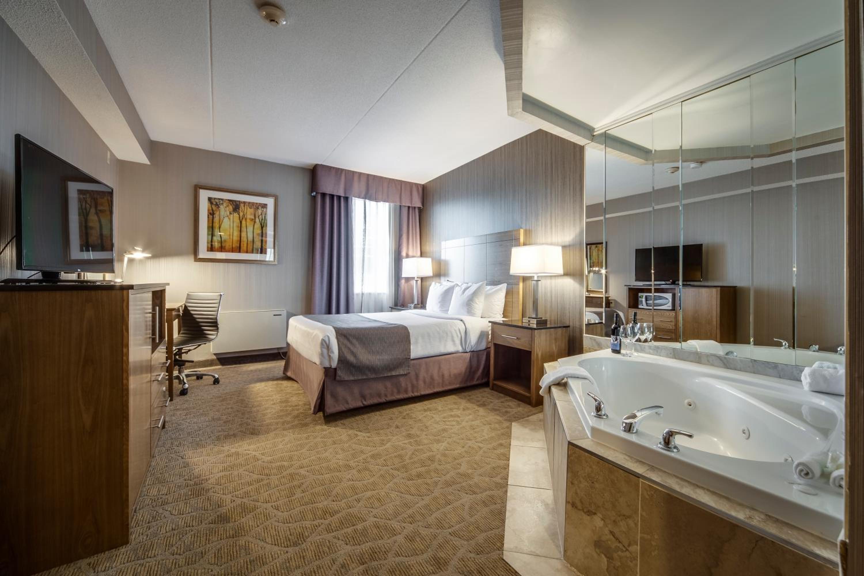 Queen Suite with Jetted Tub photo 2