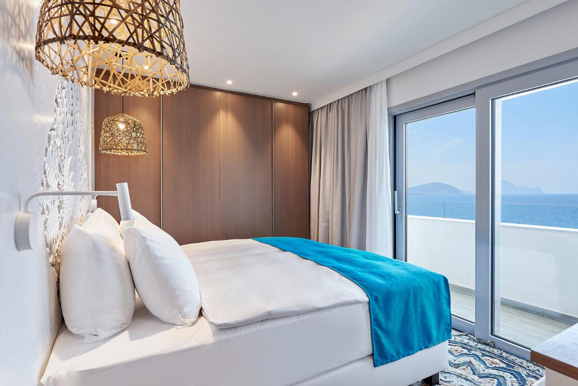 Deluxe Duplex Pool Suite with Sea View