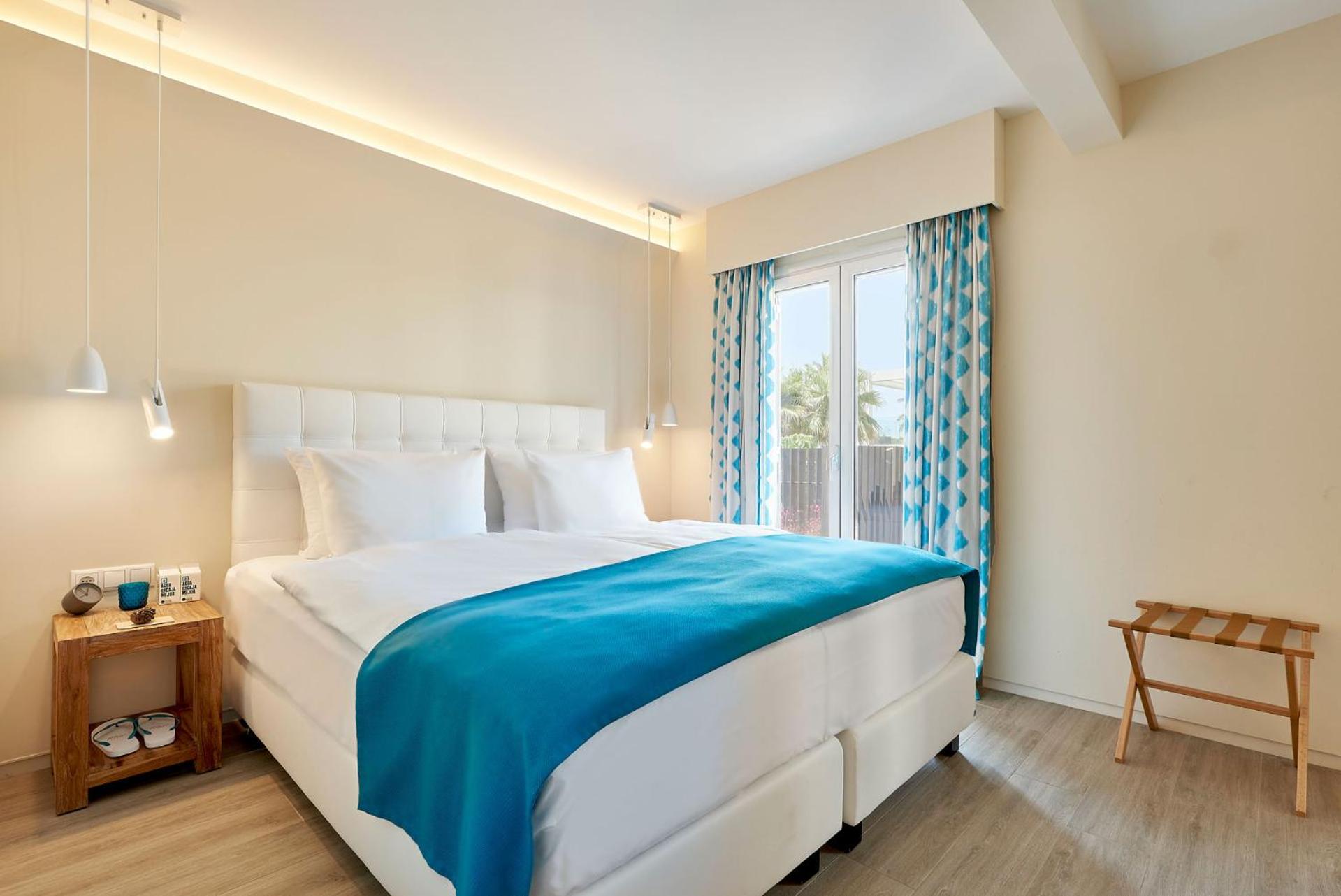 Deluxe Suite with Garden and Pool