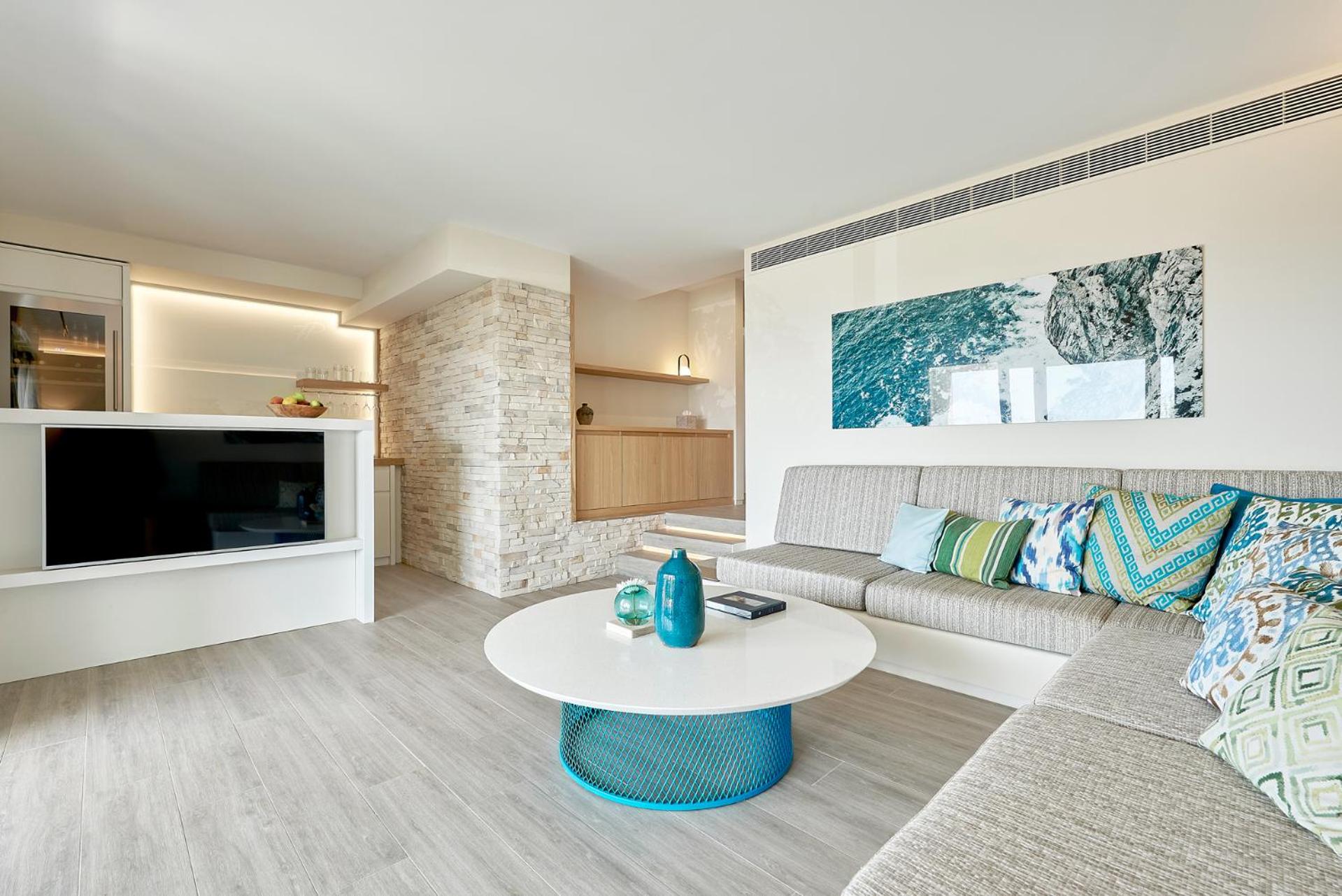 Deluxe Suite with Garden and Pool photo 3