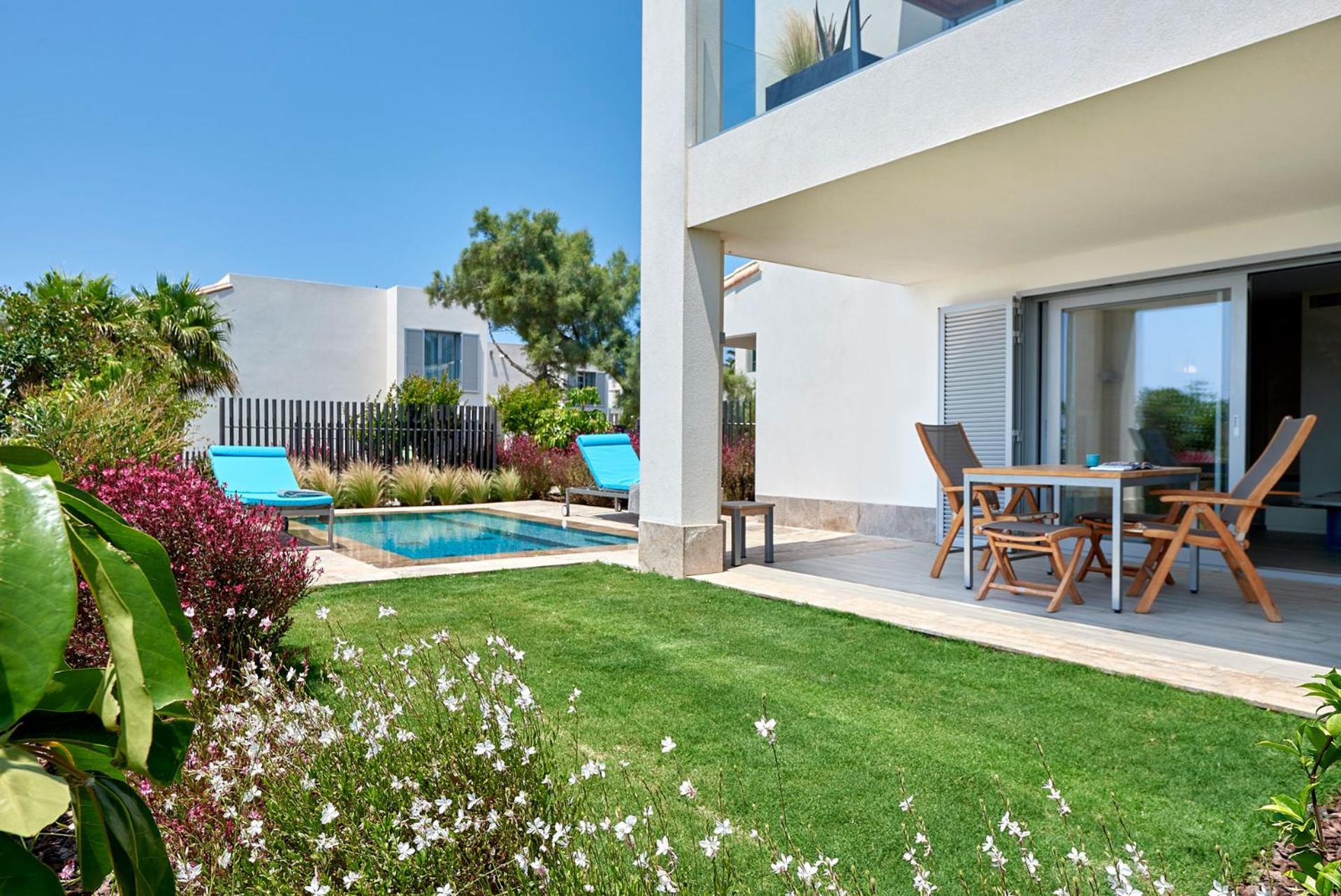 Suite Deluxe con Jardín y Piscina