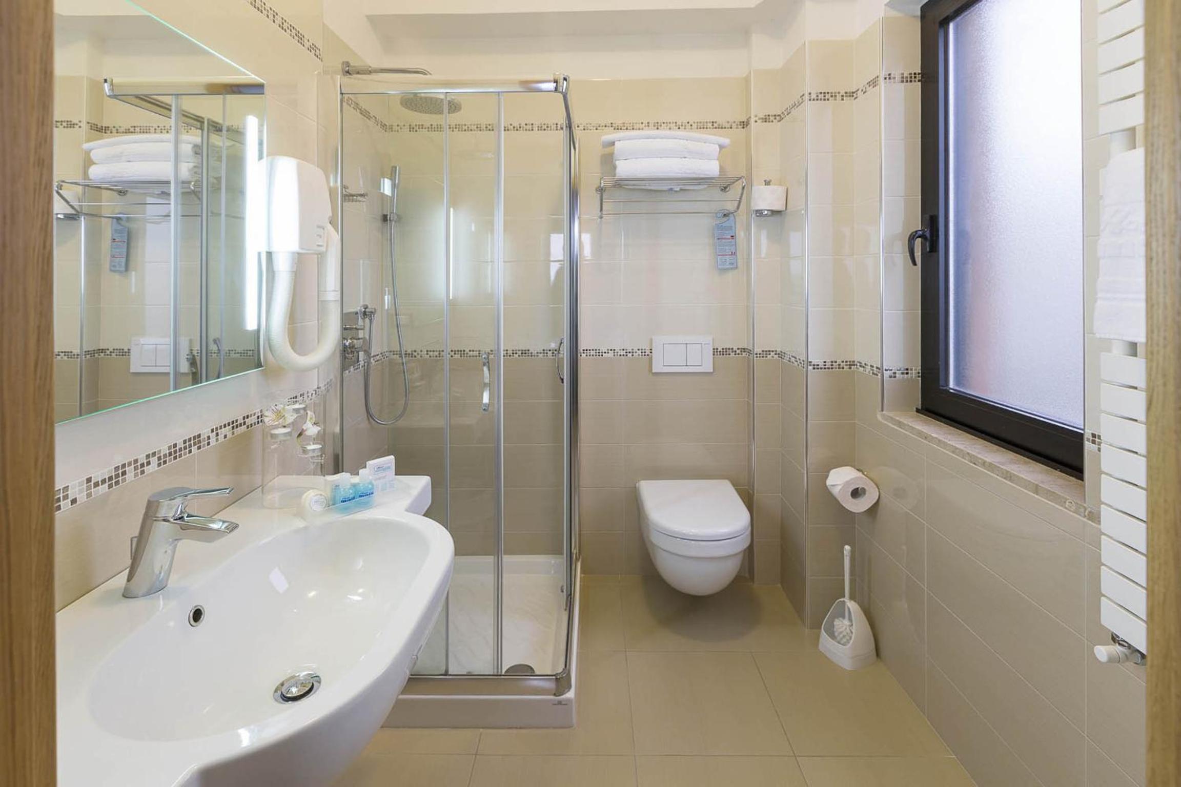 Double Room with Balcony and Sea View - Photo 6