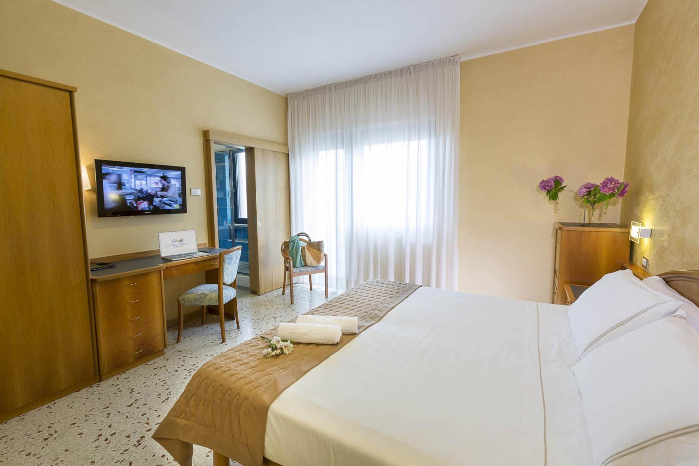 Double Room with Balcony and Sea View - Photo 3