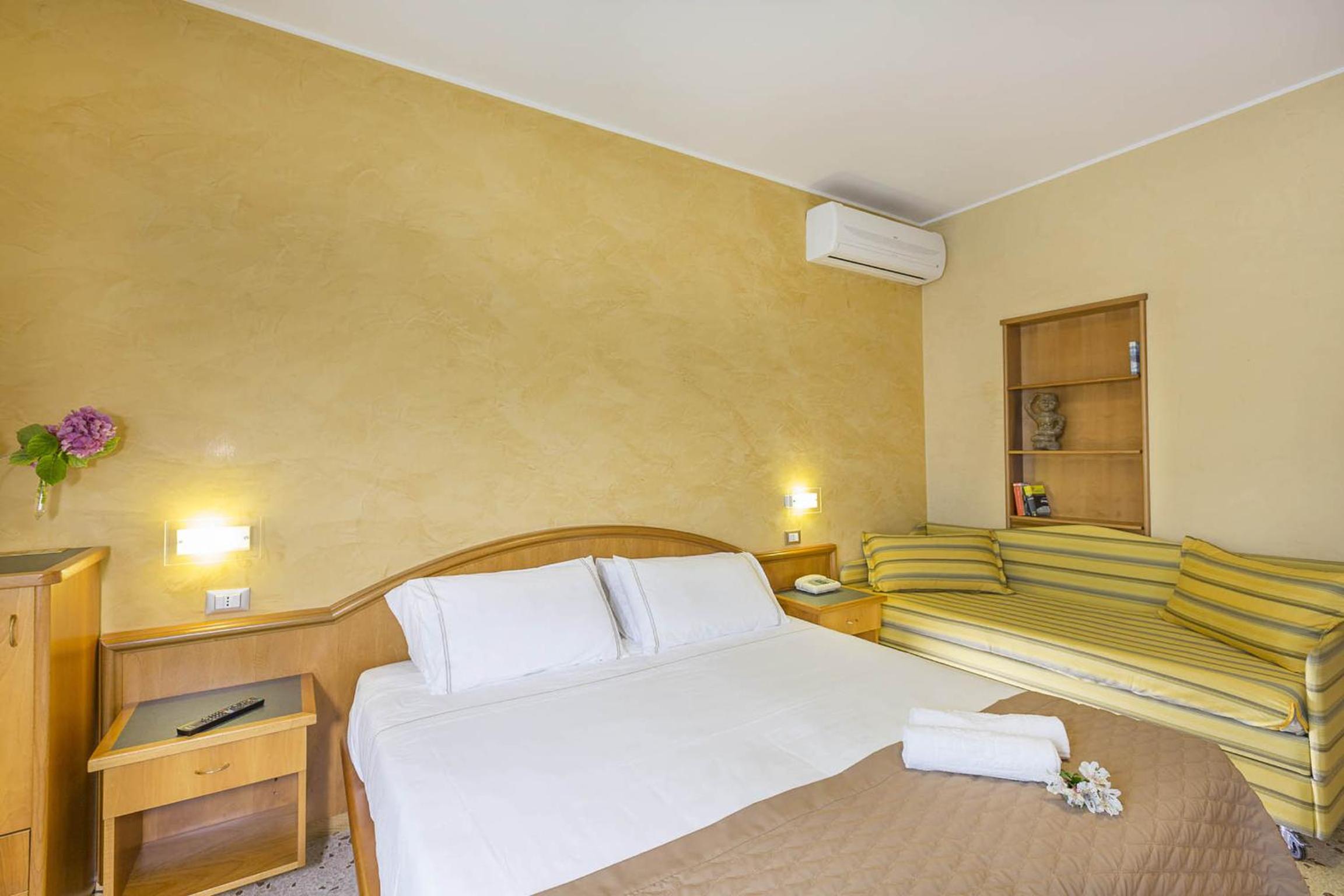 Double Room with Balcony and Sea View - Photo 5
