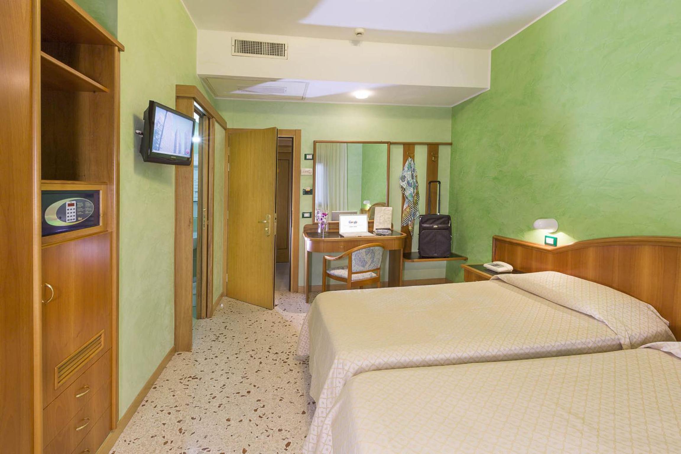 Double Room with Balcony and Sea View - Photo 1