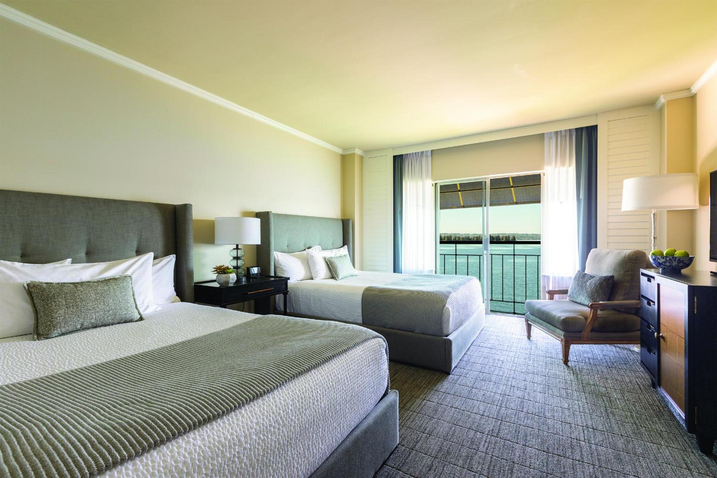 Deluxe Queen Room with Two Queen Beds photo 2