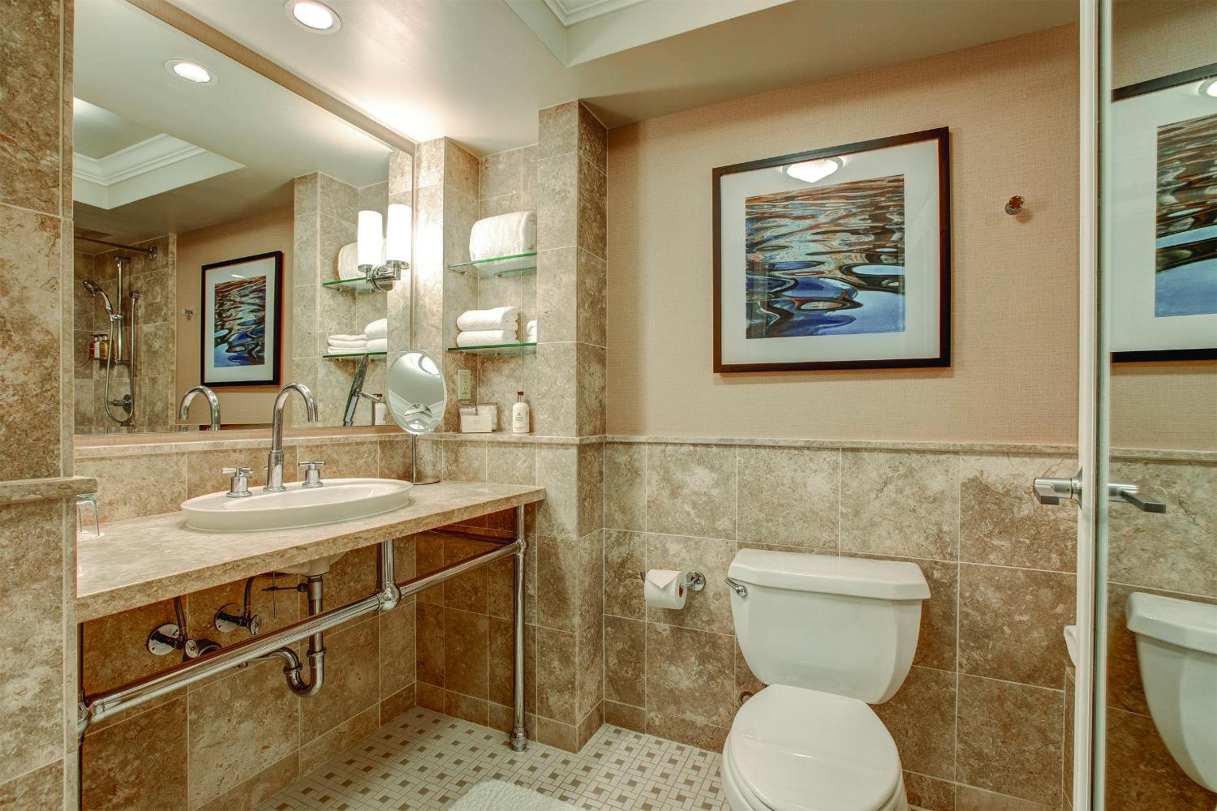 Standard King Room with Lake View photo 2