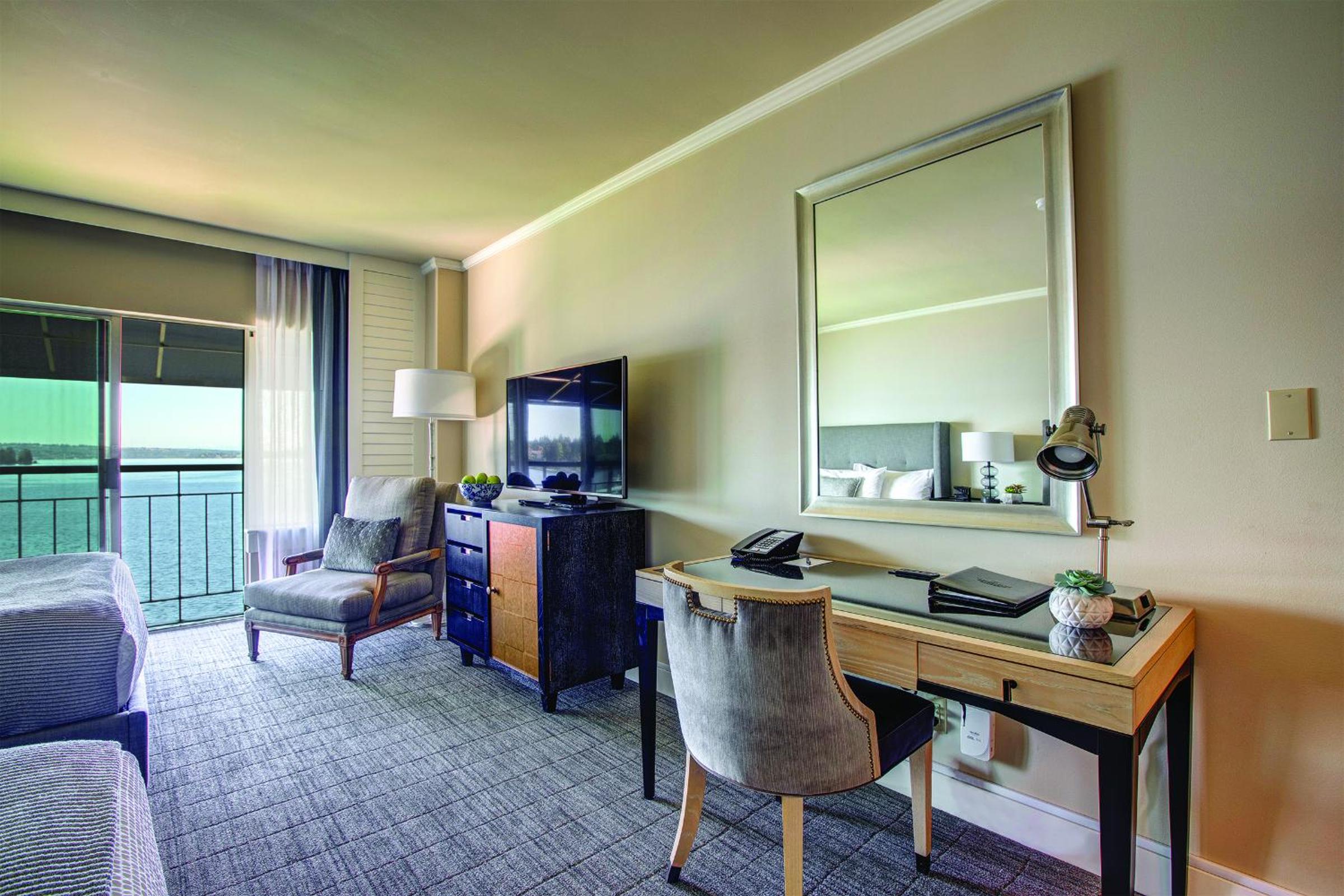 Deluxe Queen Room with Two Queen Beds photo 3