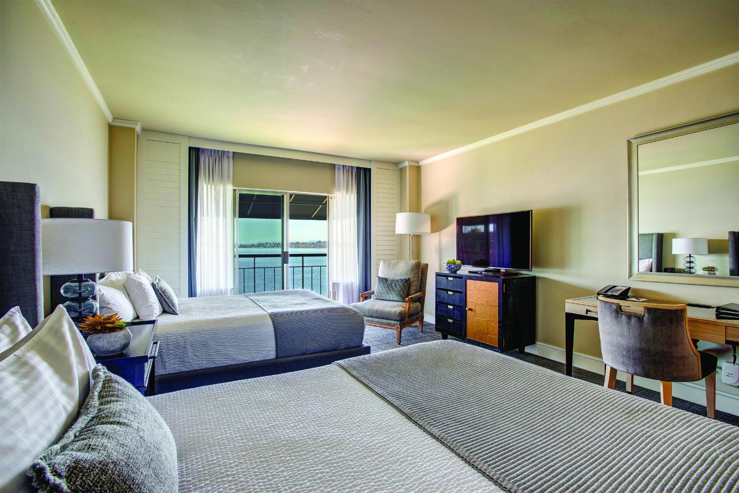 Deluxe Queen Room with Two Queen Beds photo 1