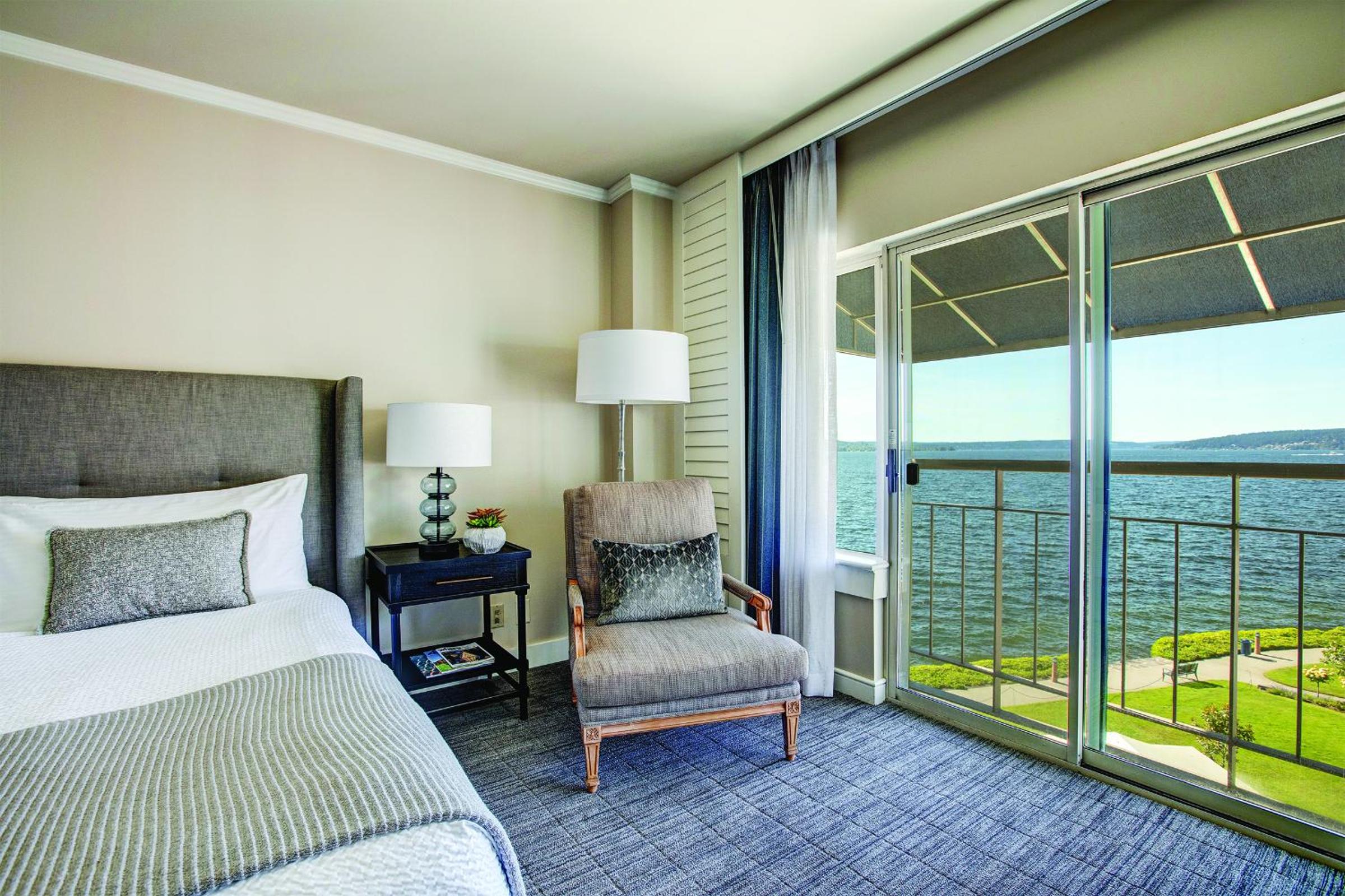 Standard King Room with Lake View photo 3