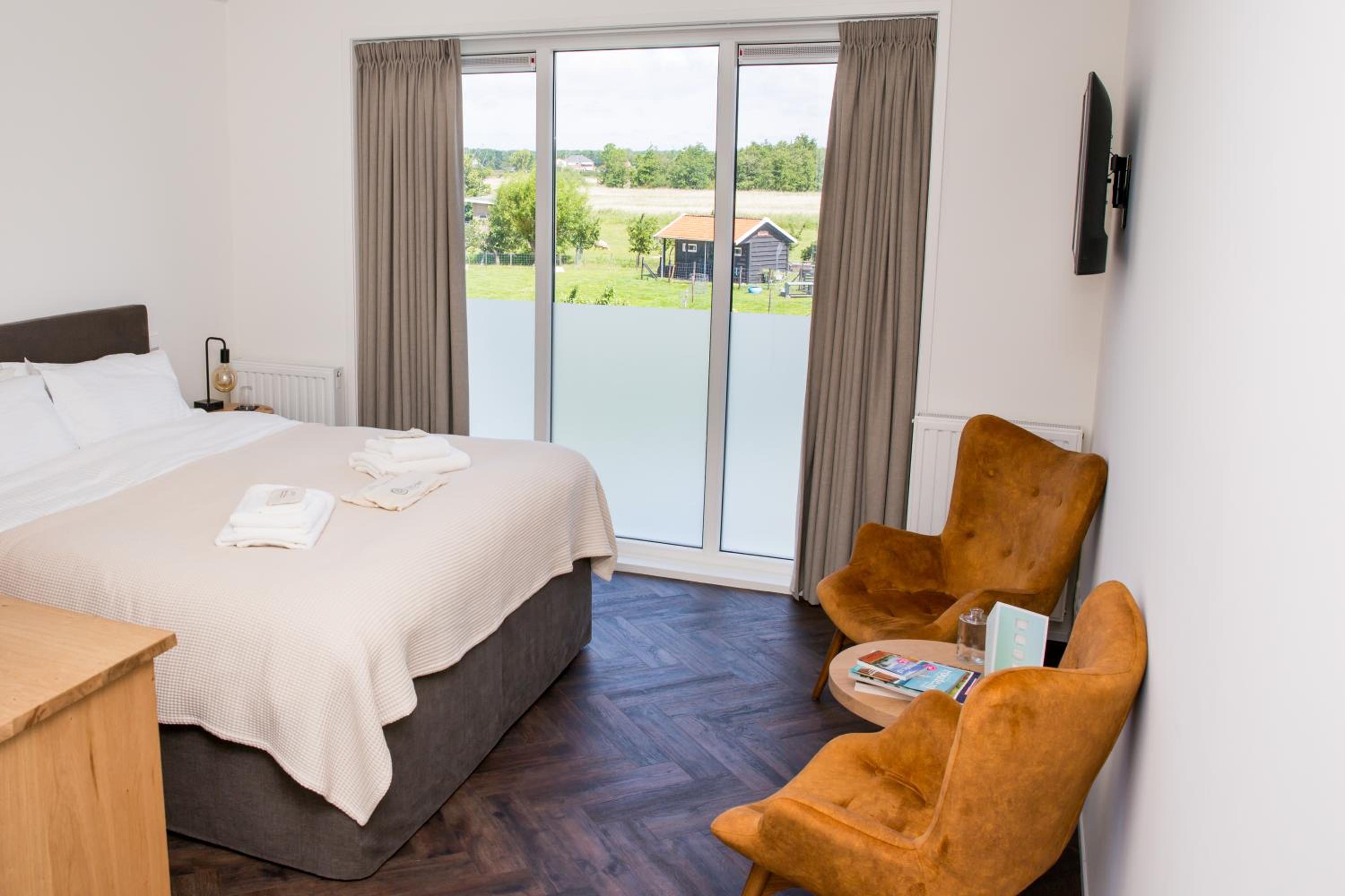 King Room with Lake View photo 3