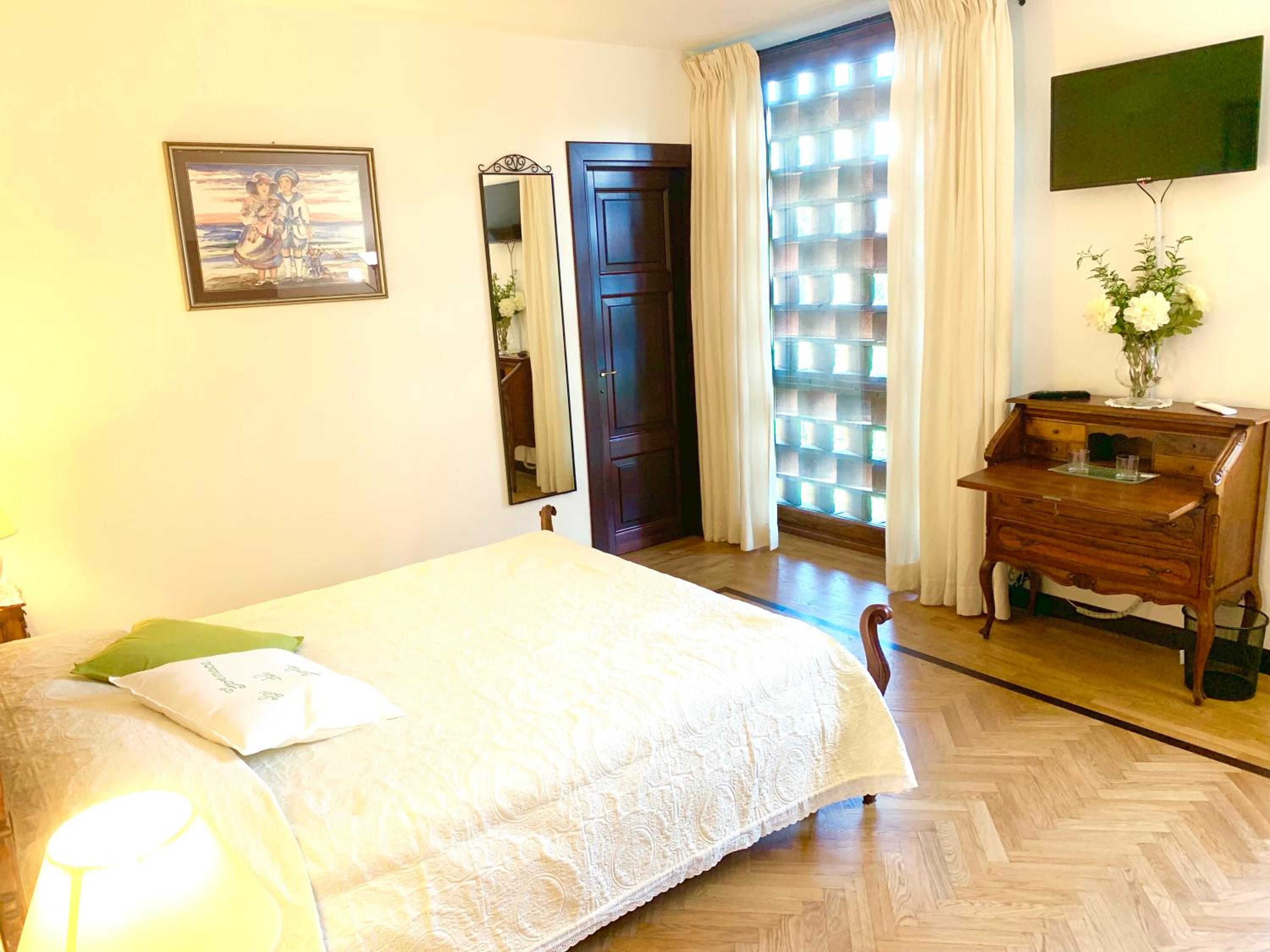 Double Room with Spa Bath - Photo 6