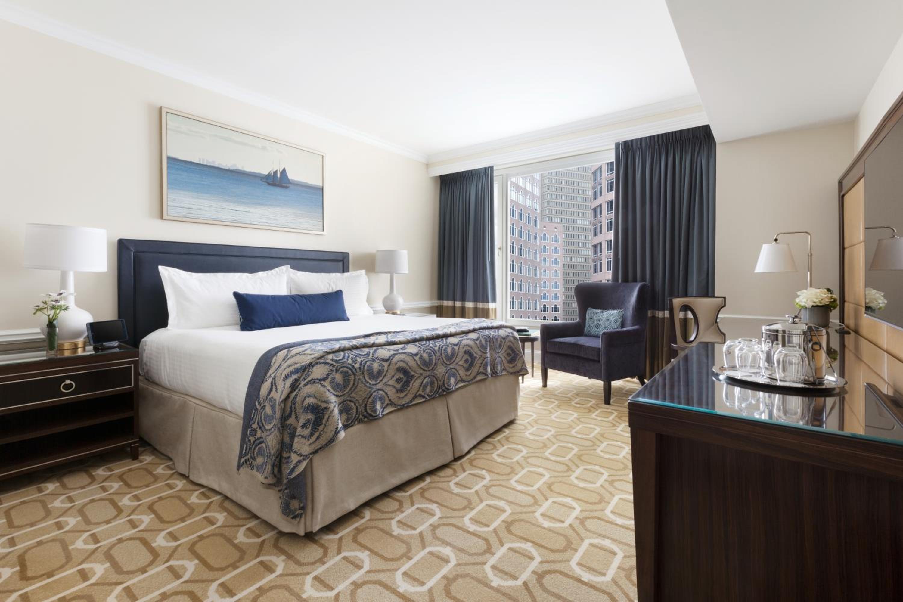Superior King Room with City View - Photo 4