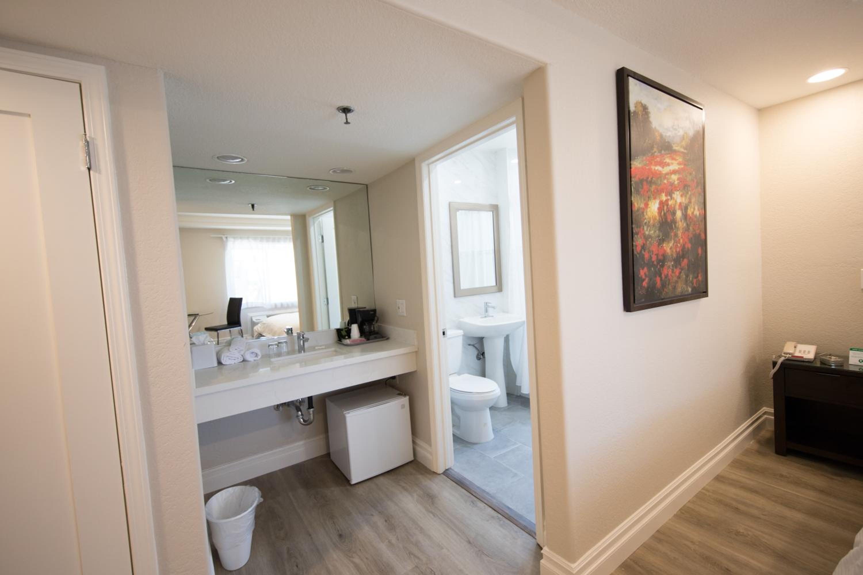 Queen Room thumbnail 5