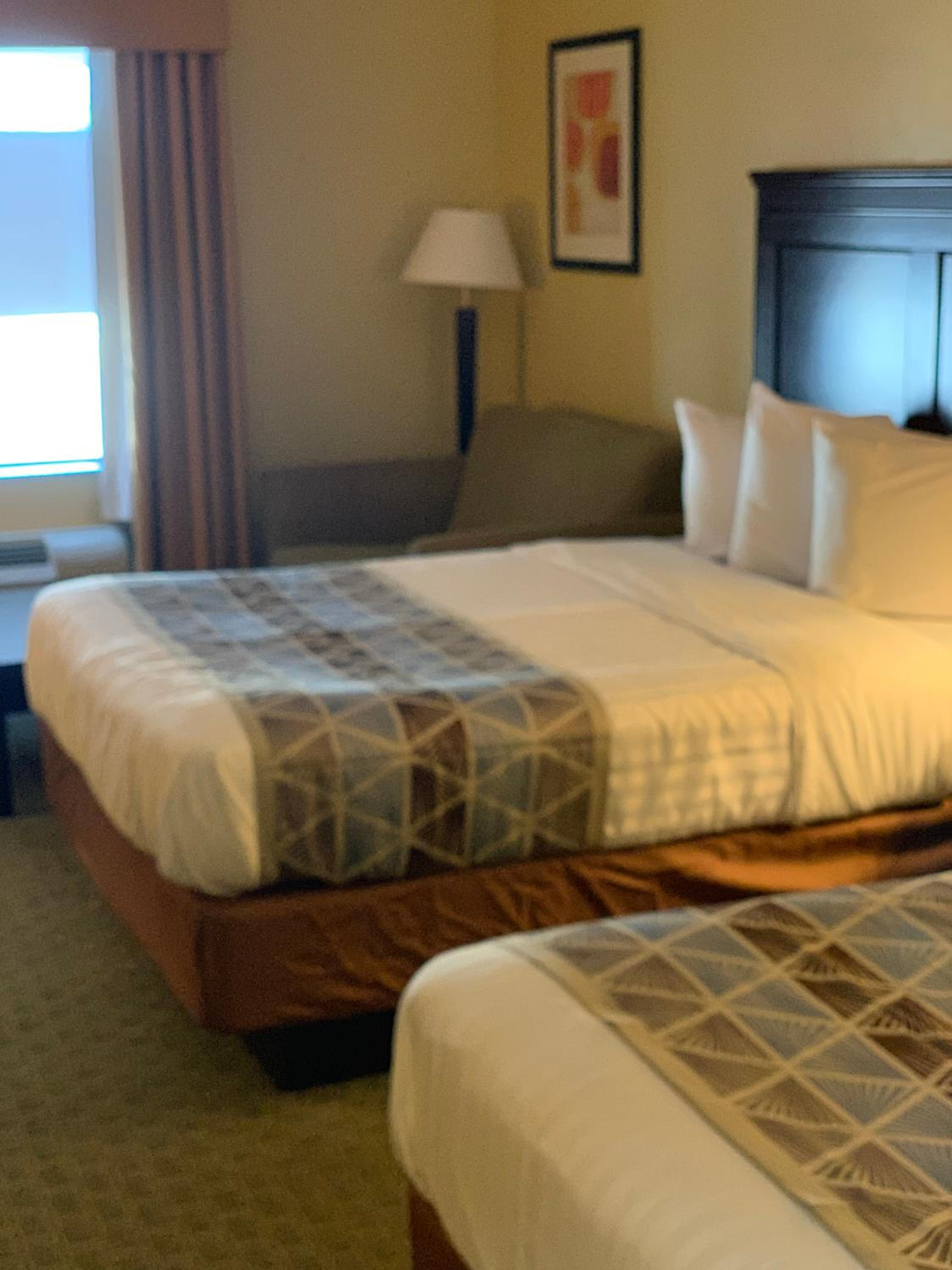 Queen Room with Two Queen Beds - Non-Smoking - Photo 6