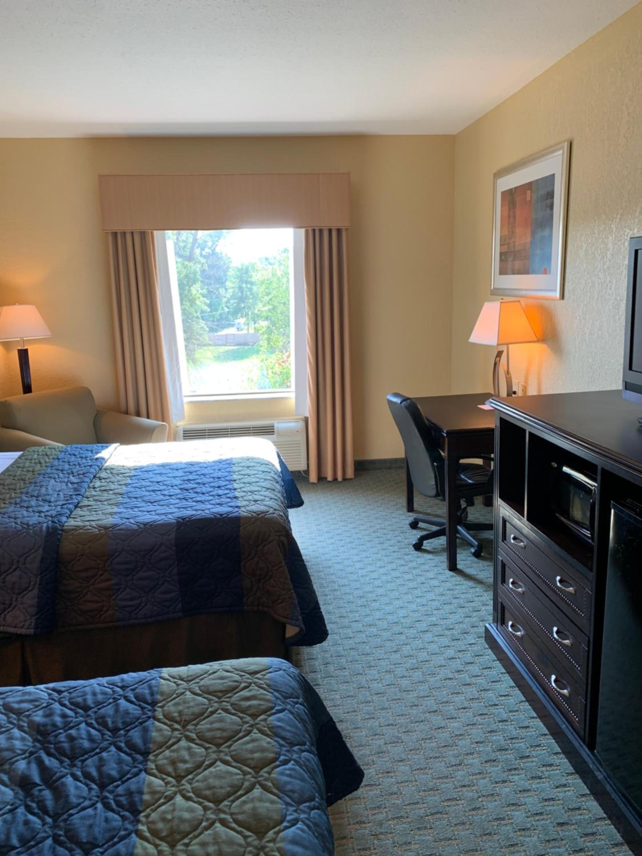 Queen Room with Two Queen Beds - Smoking - Photo 1